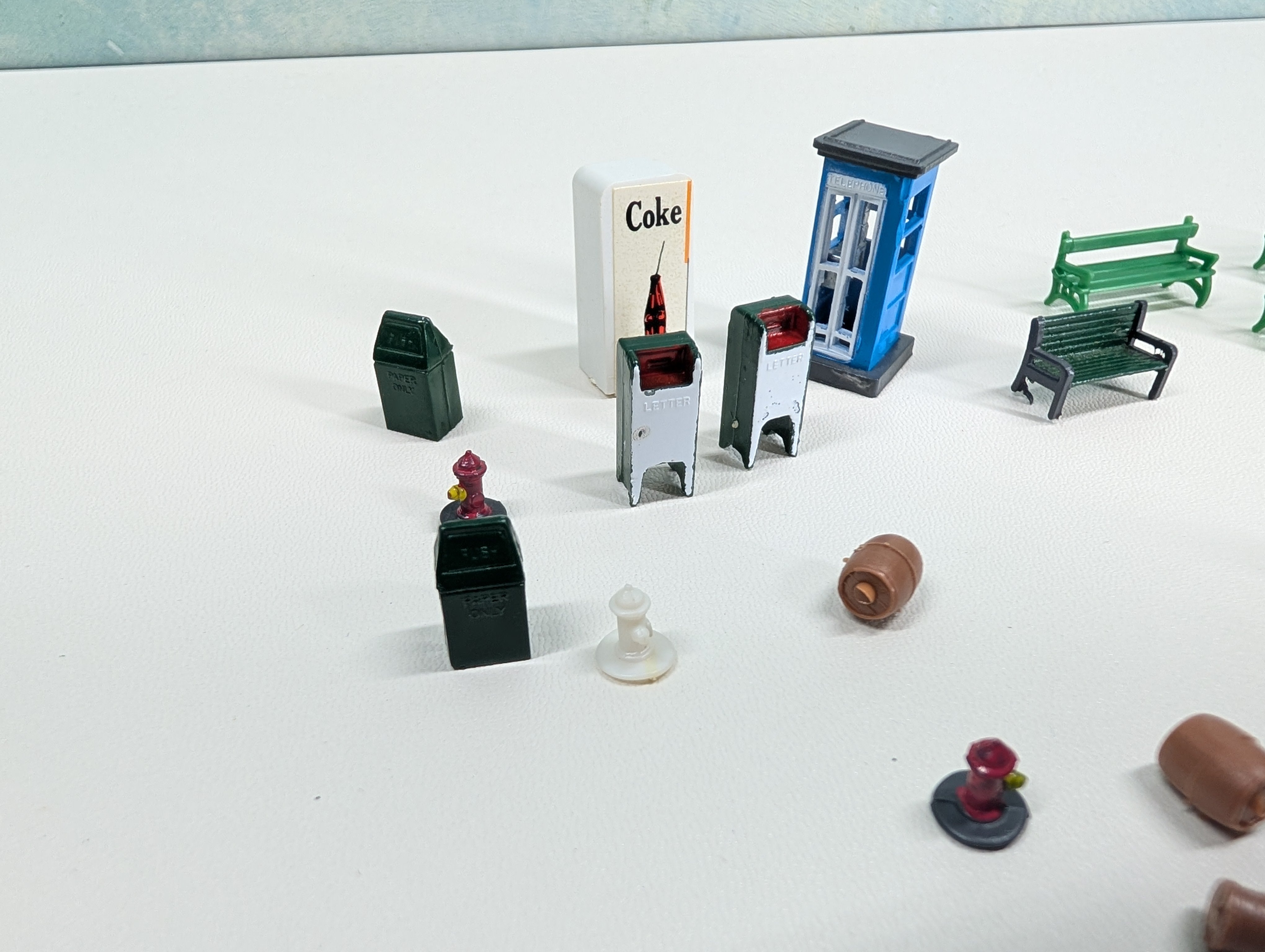 USED HO Scale Lot of Barrels, Fire Hydrants, Park Benches & Other Layout Details