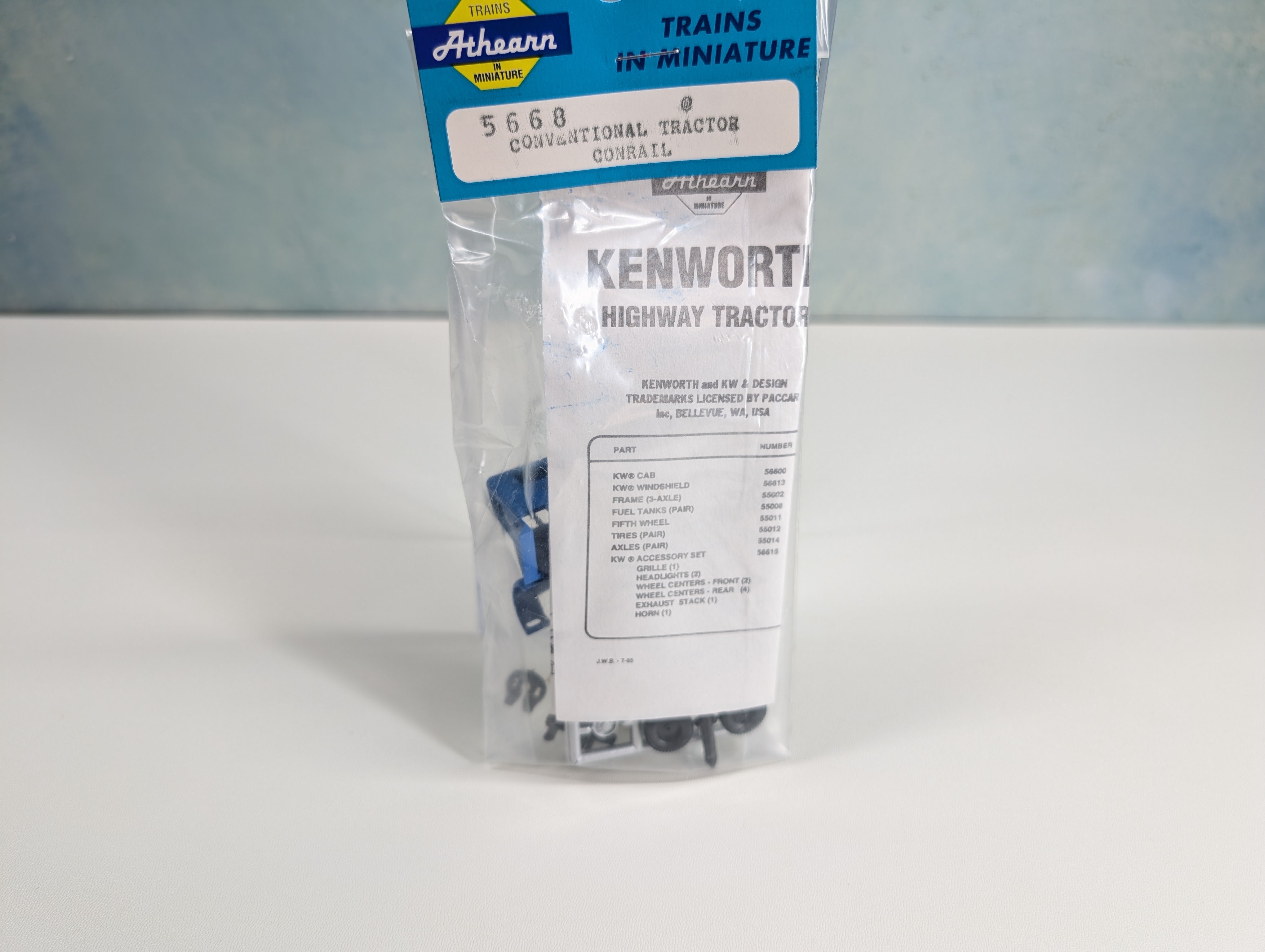 Athearn 5668 HO Scale Conventional Tractor Conrail Sealed KIT