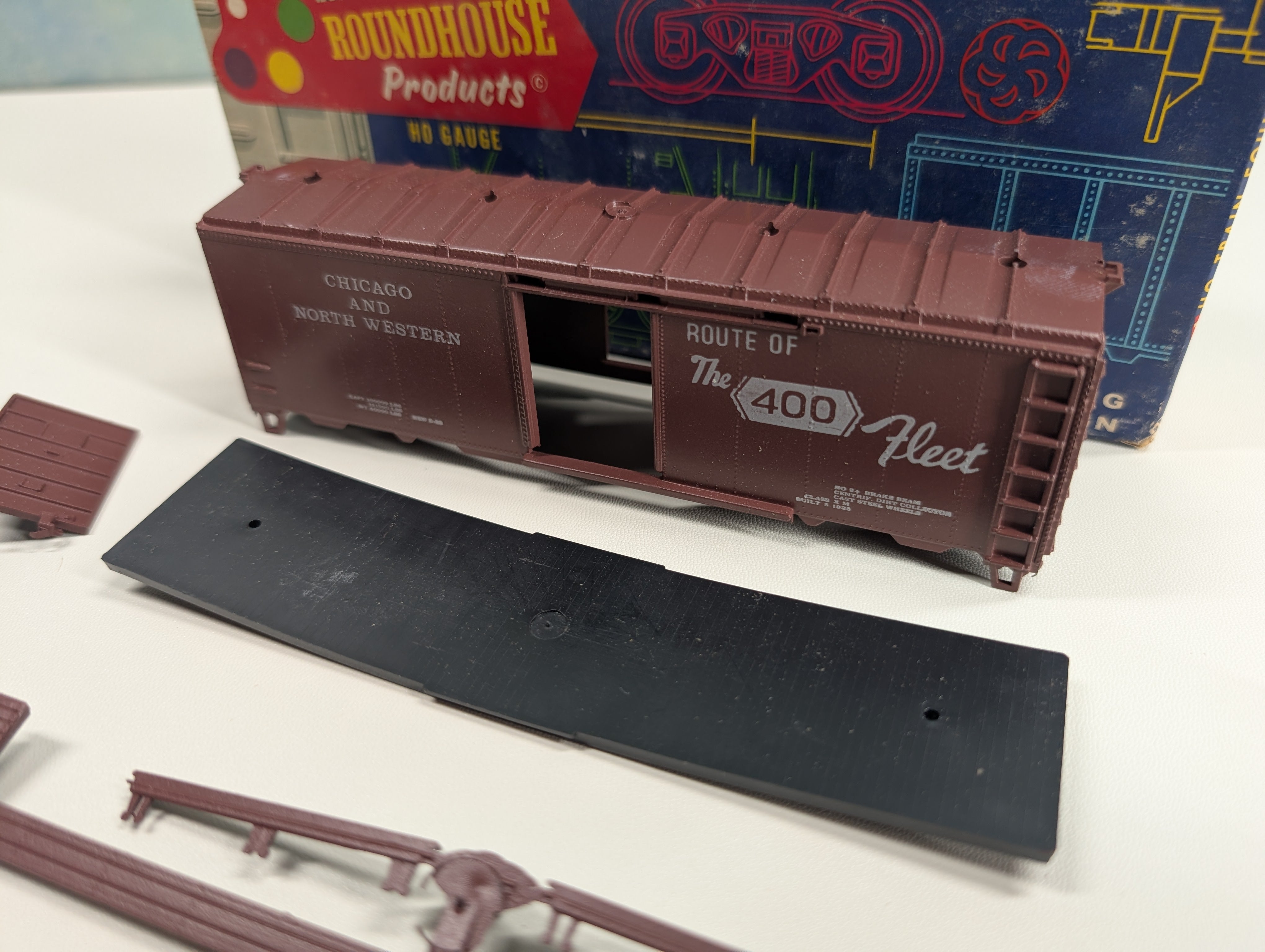 USED Roundhouse HO Scale 40' Box Car Chicago & North Western