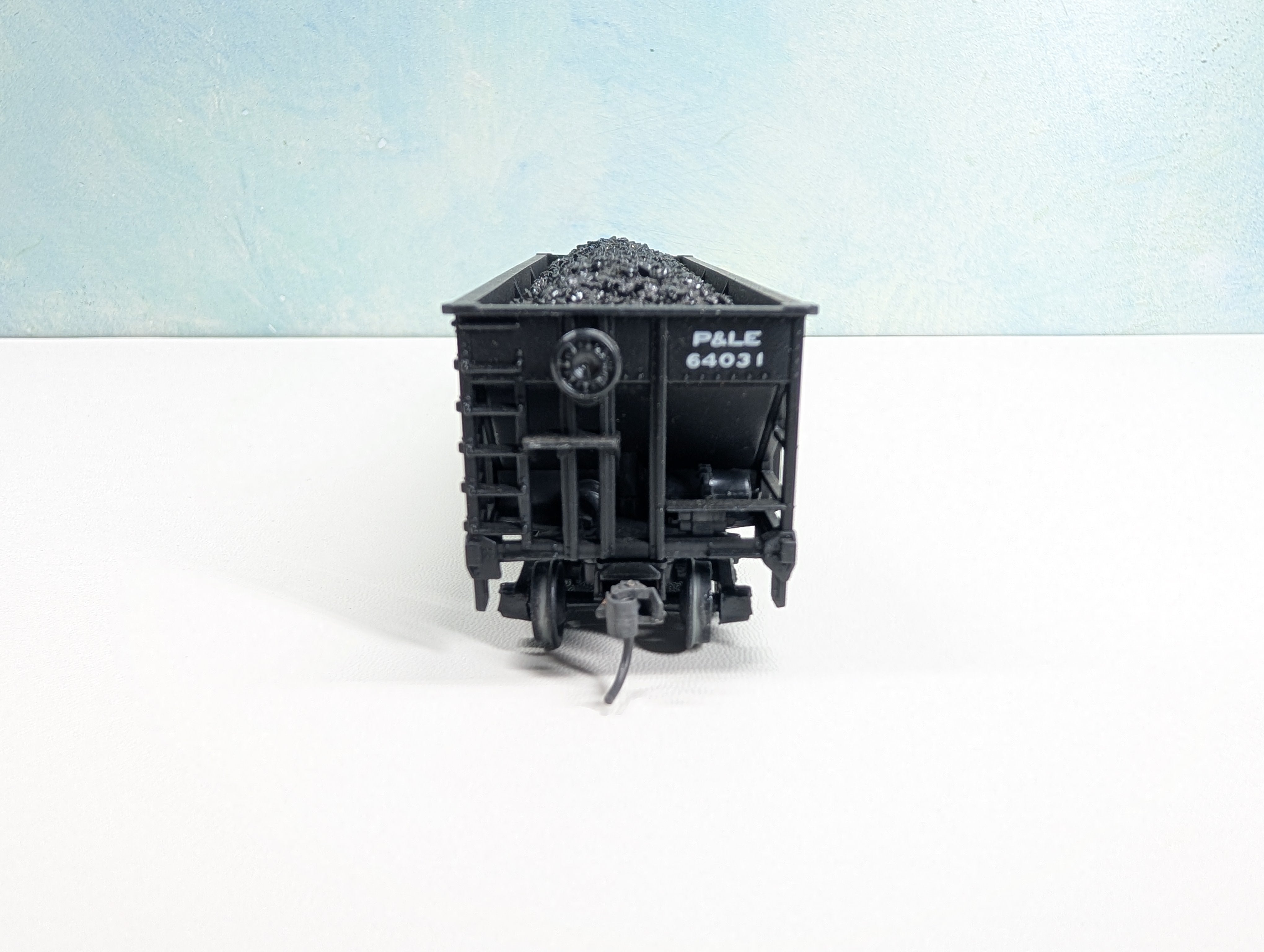 USED Stewart Hobbies HO Scale 70 Ton 12 Panel Tripple Hopper w/ Coal Load Pittsburgh and Lake Erie P&LE #64031 Metal Wheels
