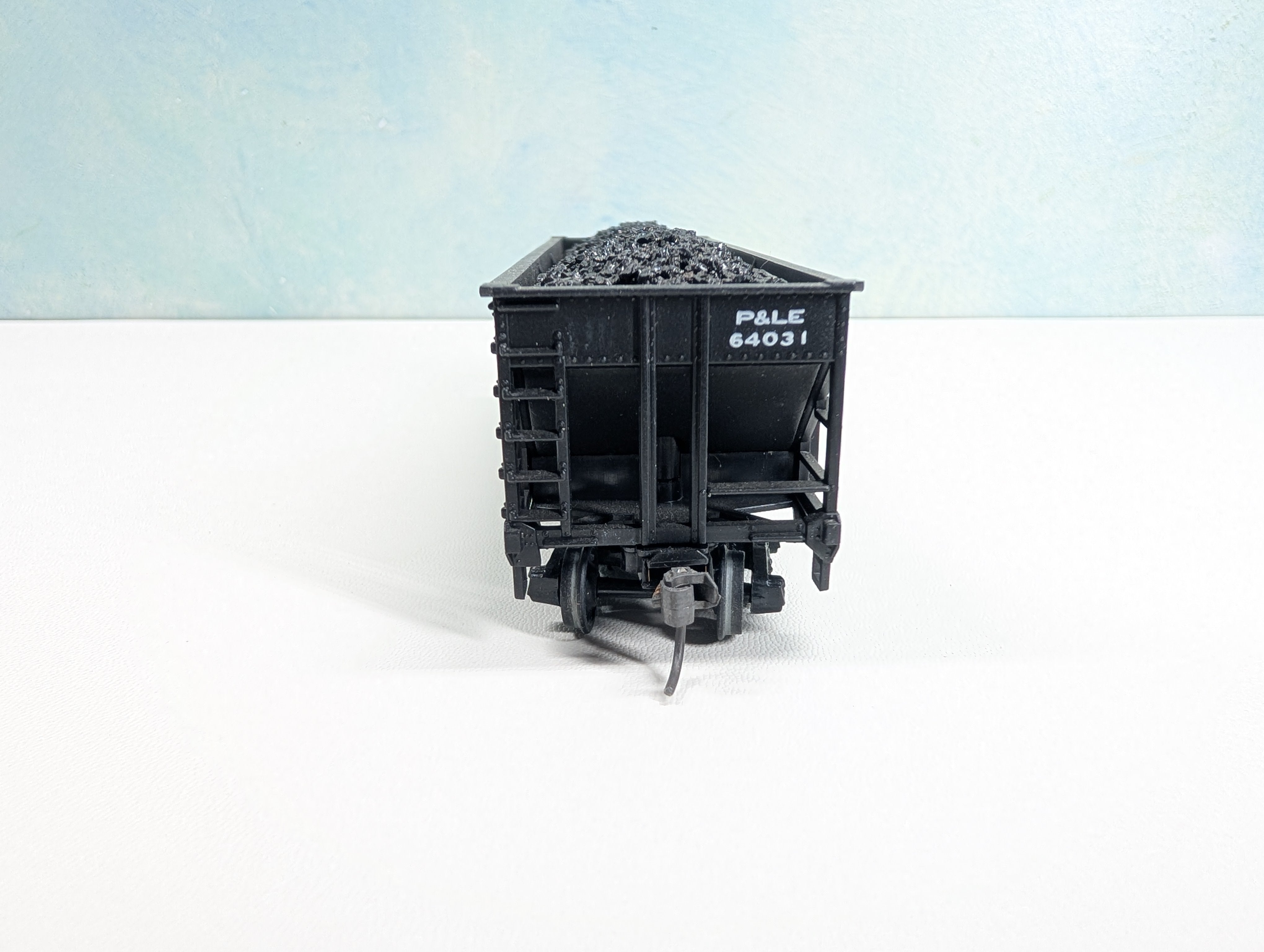 USED Stewart Hobbies HO Scale 70 Ton 12 Panel Tripple Hopper w/ Coal Load Pittsburgh and Lake Erie P&LE #64031 Metal Wheels
