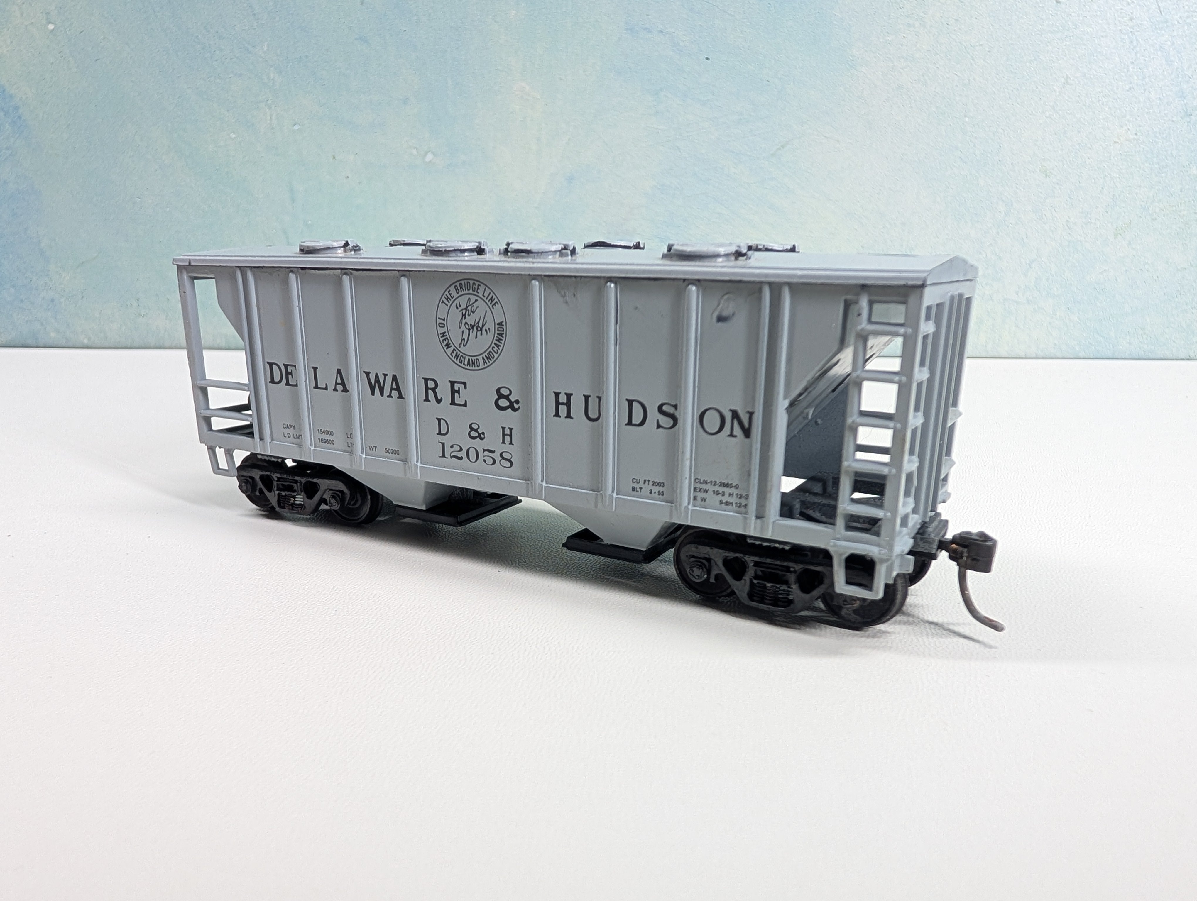 USED Roundhouse HO Scale Covered Hopper Delaware and Hudson D&H #12058 Metal Wheels