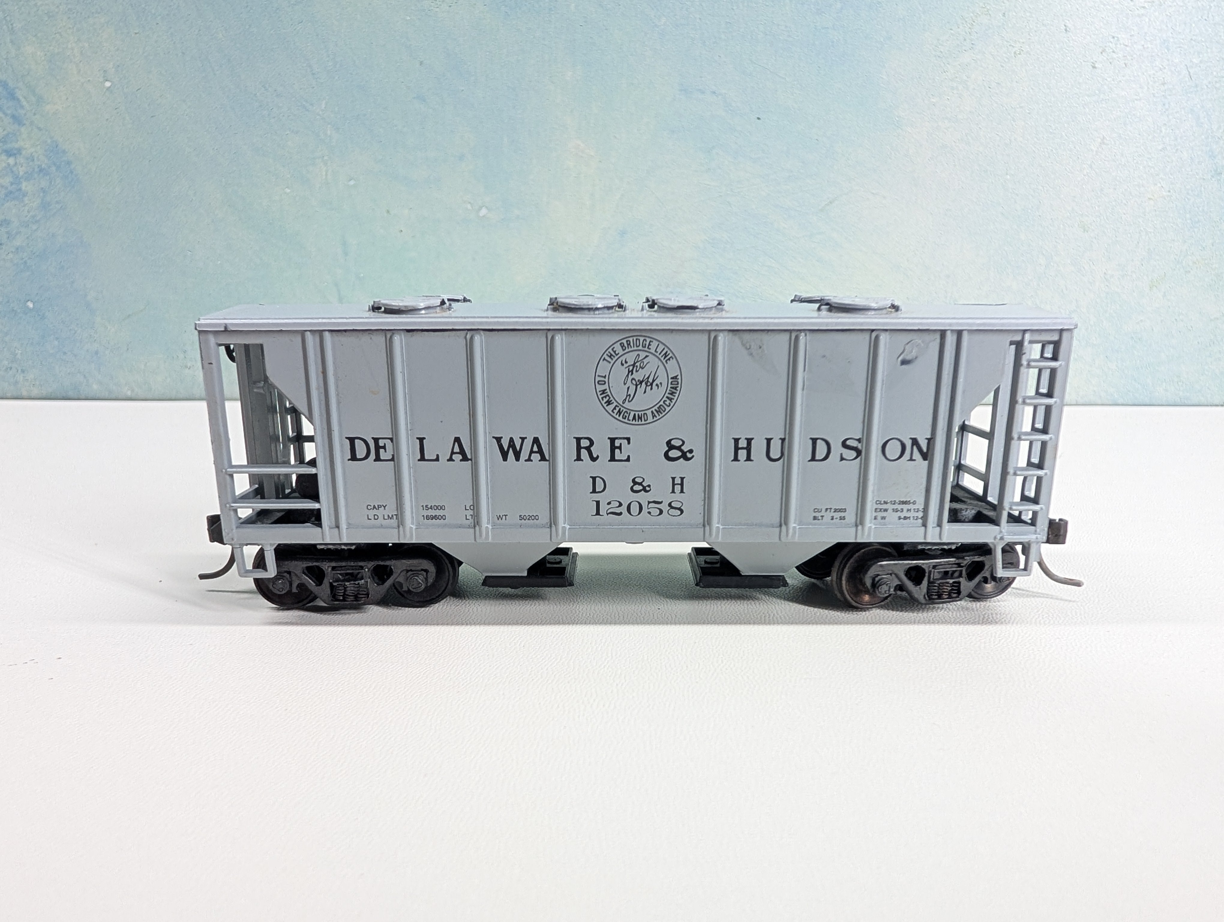 USED Roundhouse HO Scale Covered Hopper Delaware and Hudson D&H #12058 Metal Wheels