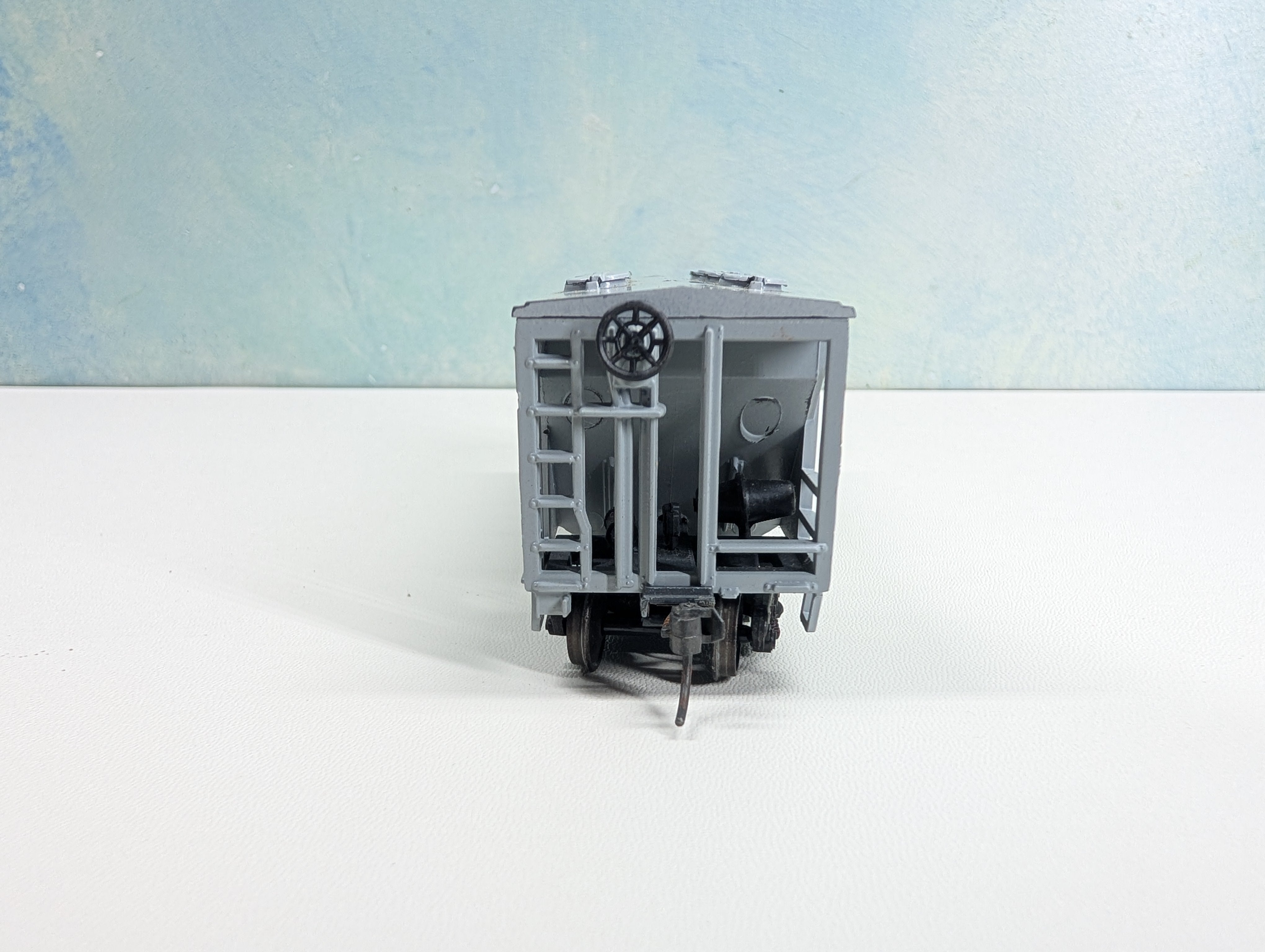 USED Roundhouse HO Scale Covered Hopper Delaware and Hudson D&H #12058 Metal Wheels