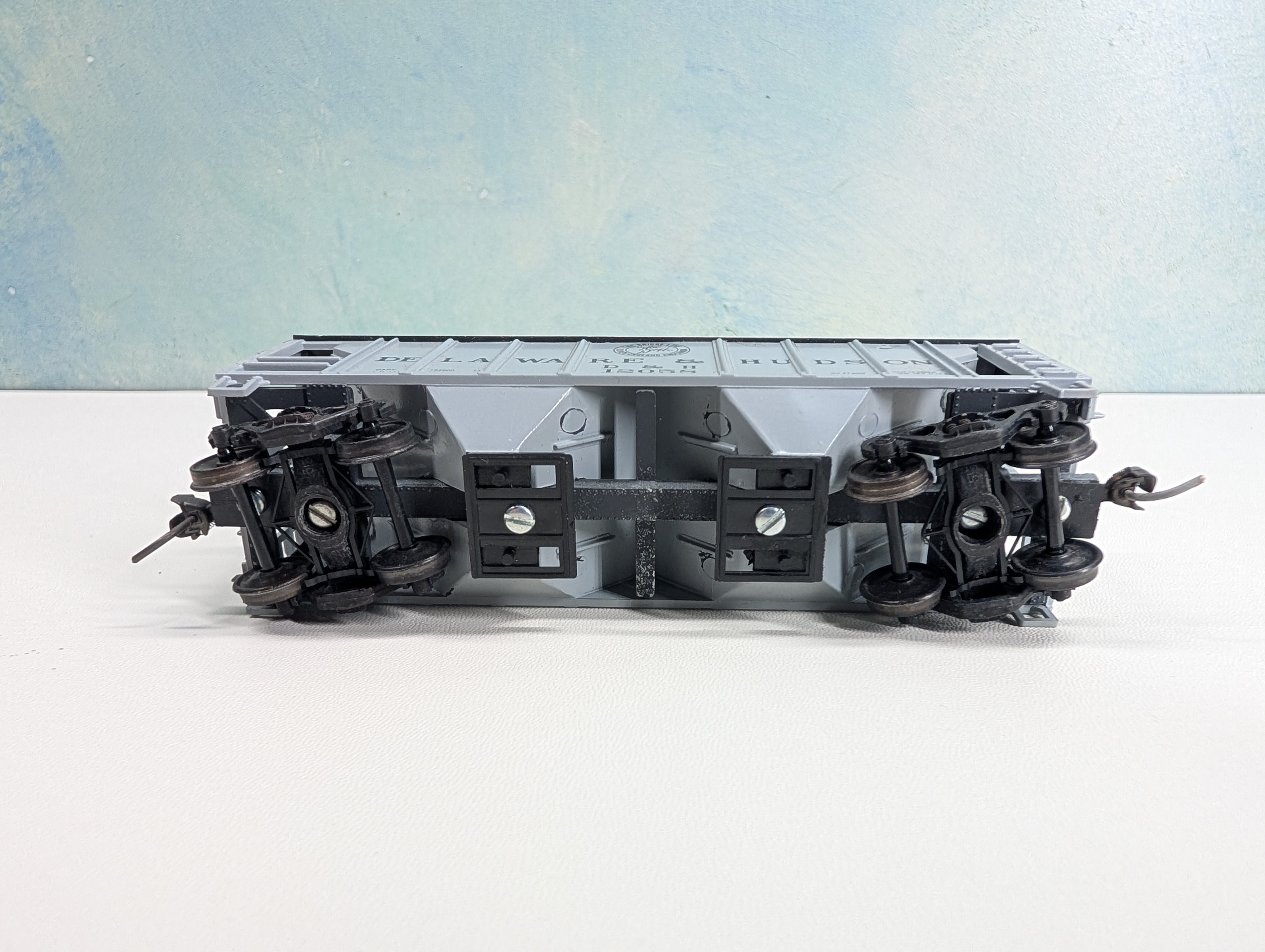 USED Roundhouse HO Scale Covered Hopper Delaware and Hudson D&H #12058 Metal Wheels