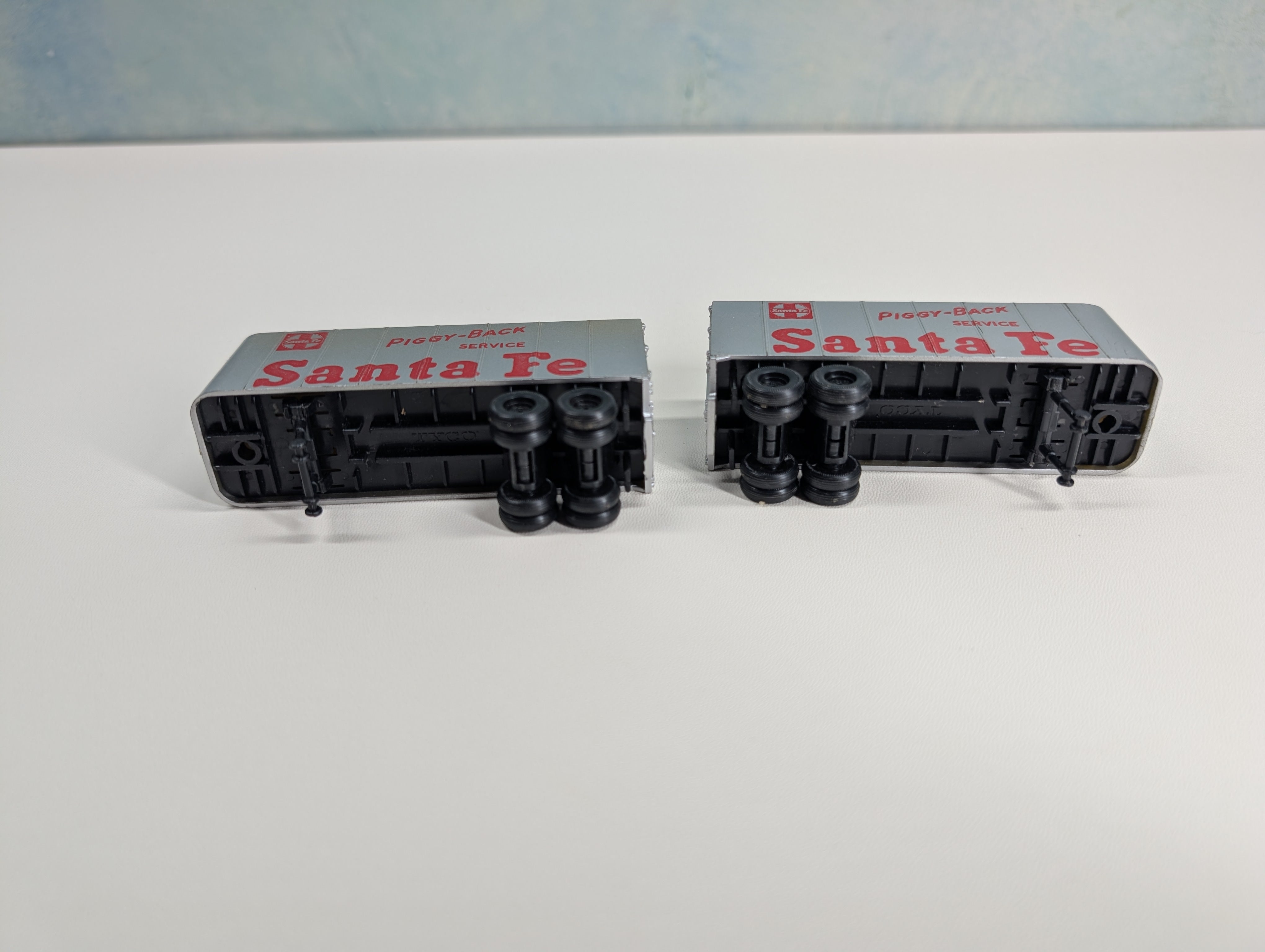 USED Tyco HO Scale Piggyback Trailers Santa Fe (2 pcs)