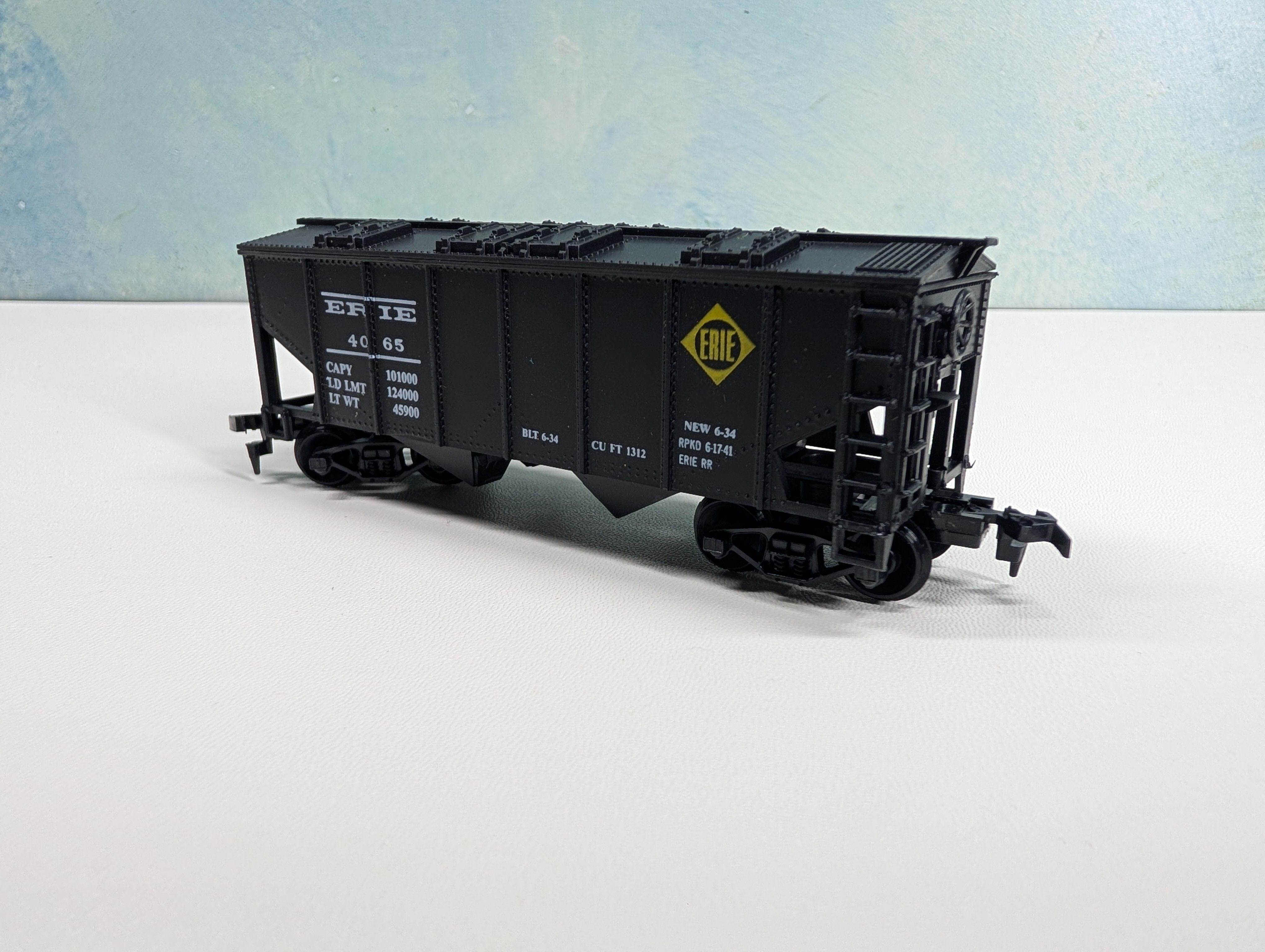 USED HO Scale 2 Bay Covered Hopper Erie #4065