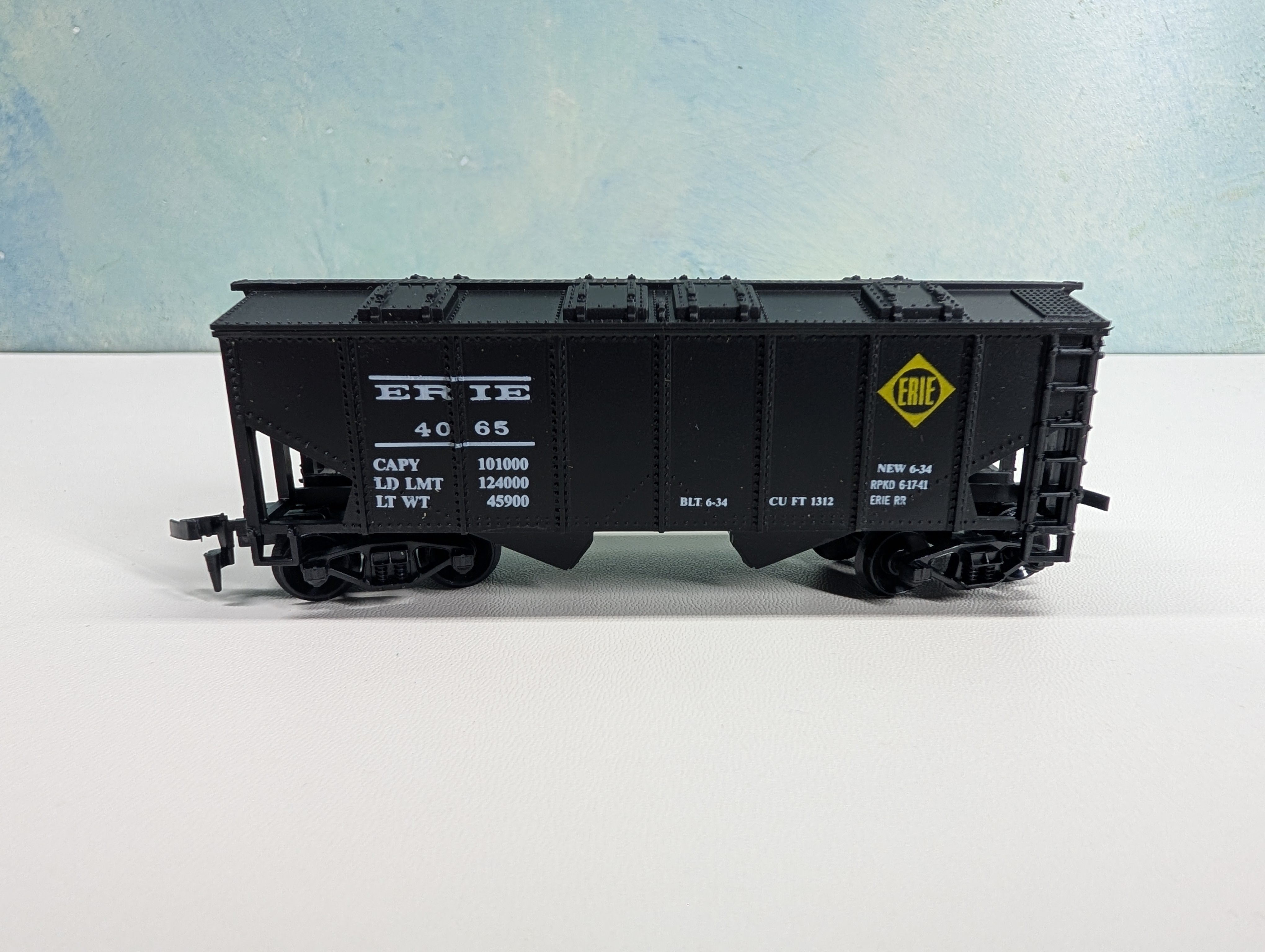 USED HO Scale 2 Bay Covered Hopper Erie #4065