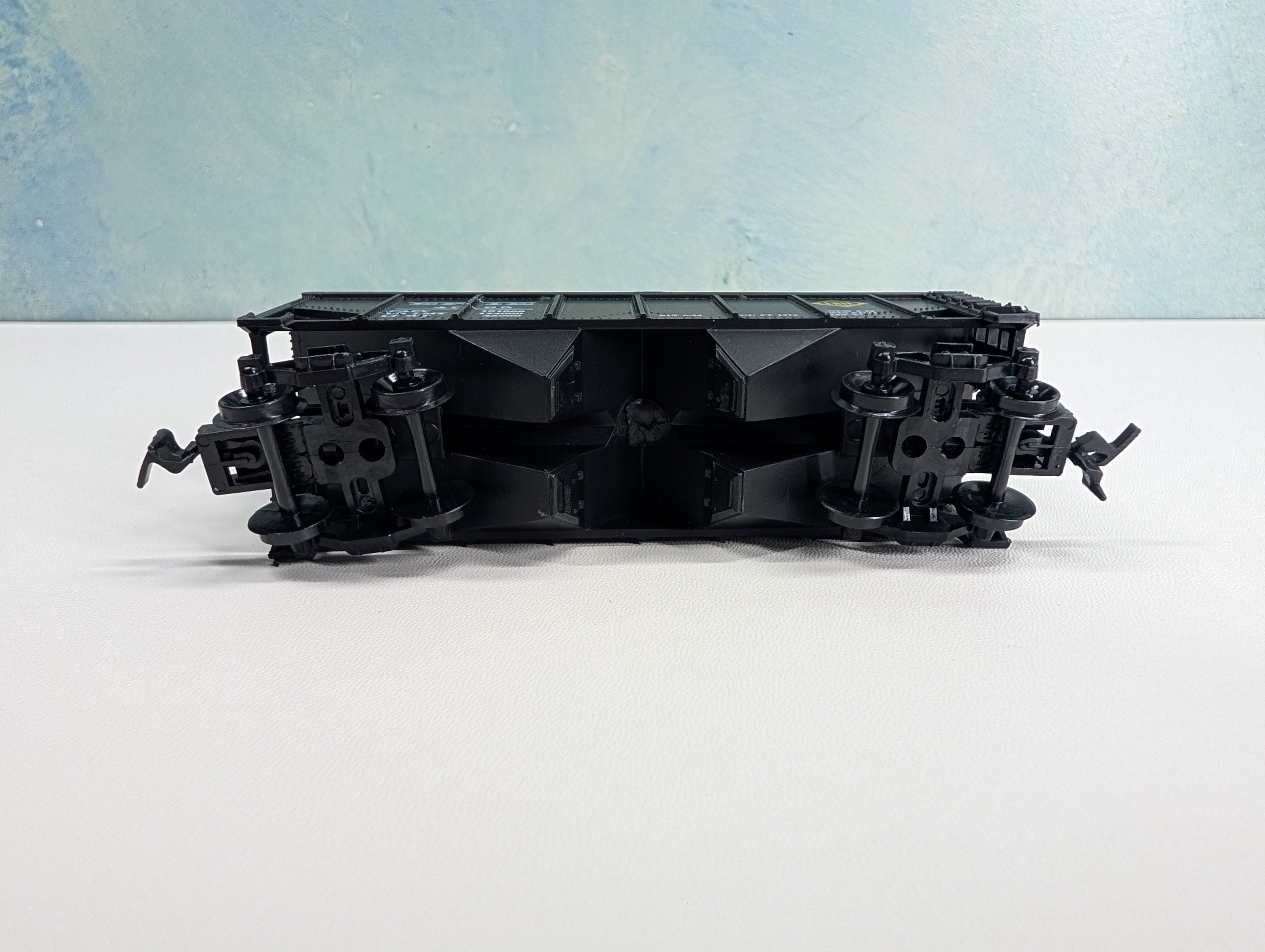 USED HO Scale 2 Bay Covered Hopper Erie #4065