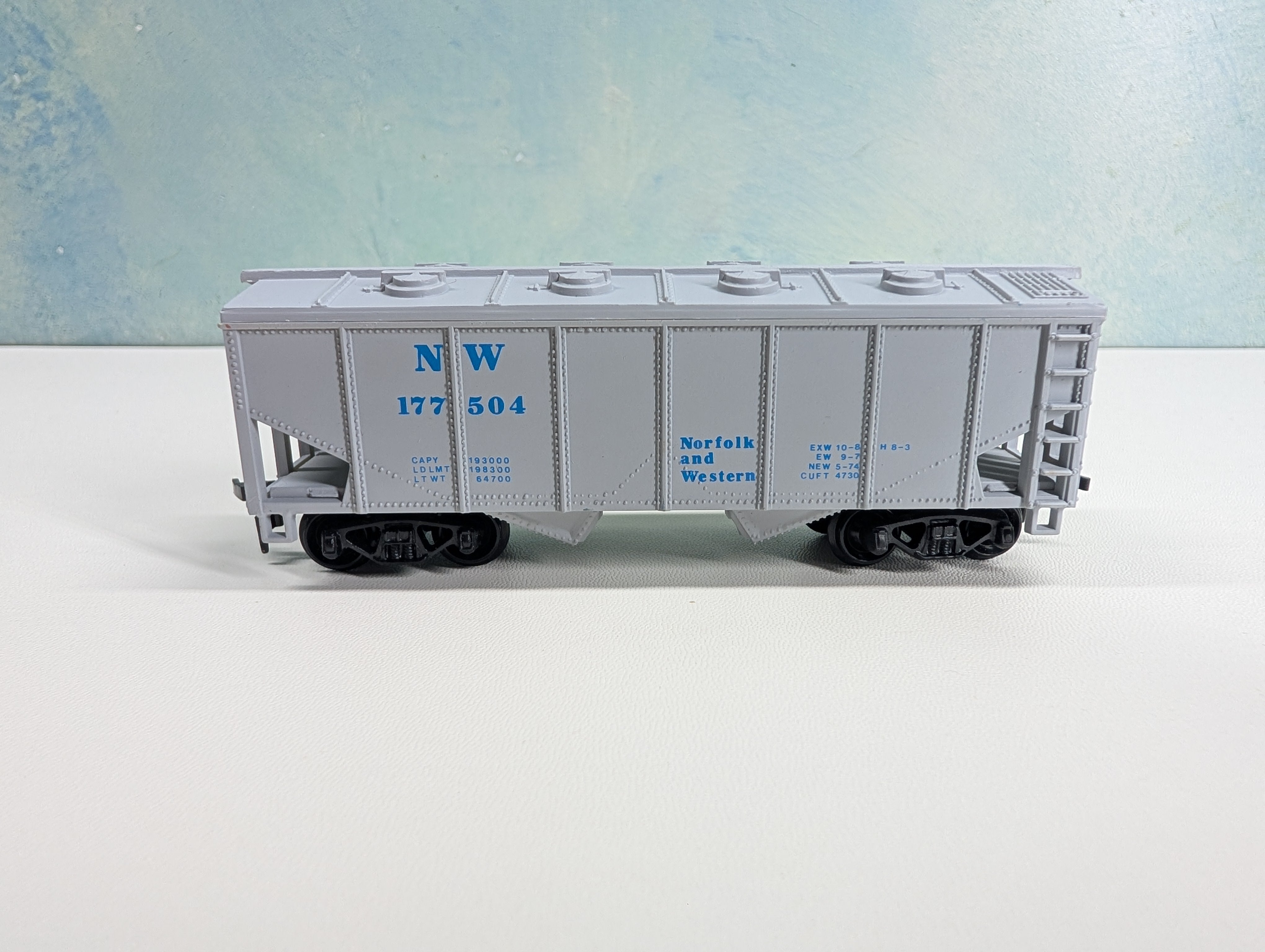 USED HO Scale 2 Bay Covered Hopper Norfolk & Western NW #177504