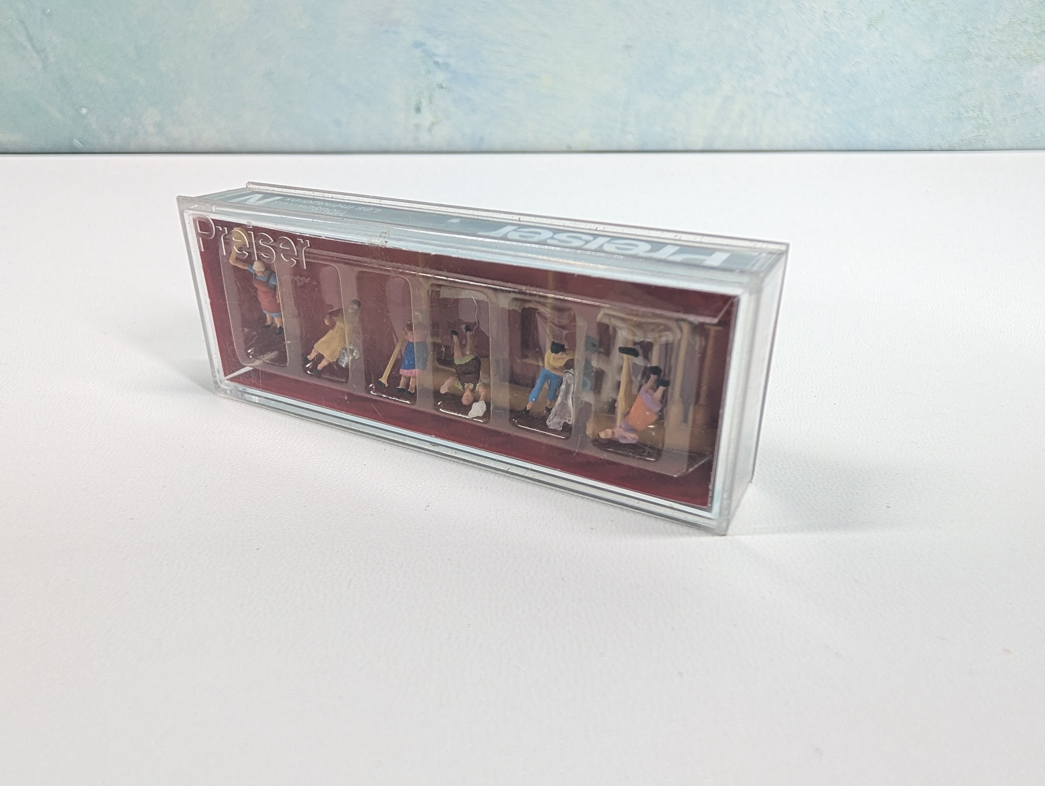 Preiser 79051 N Scale Housewives w/ Cleaning Accessories (6 pcs)