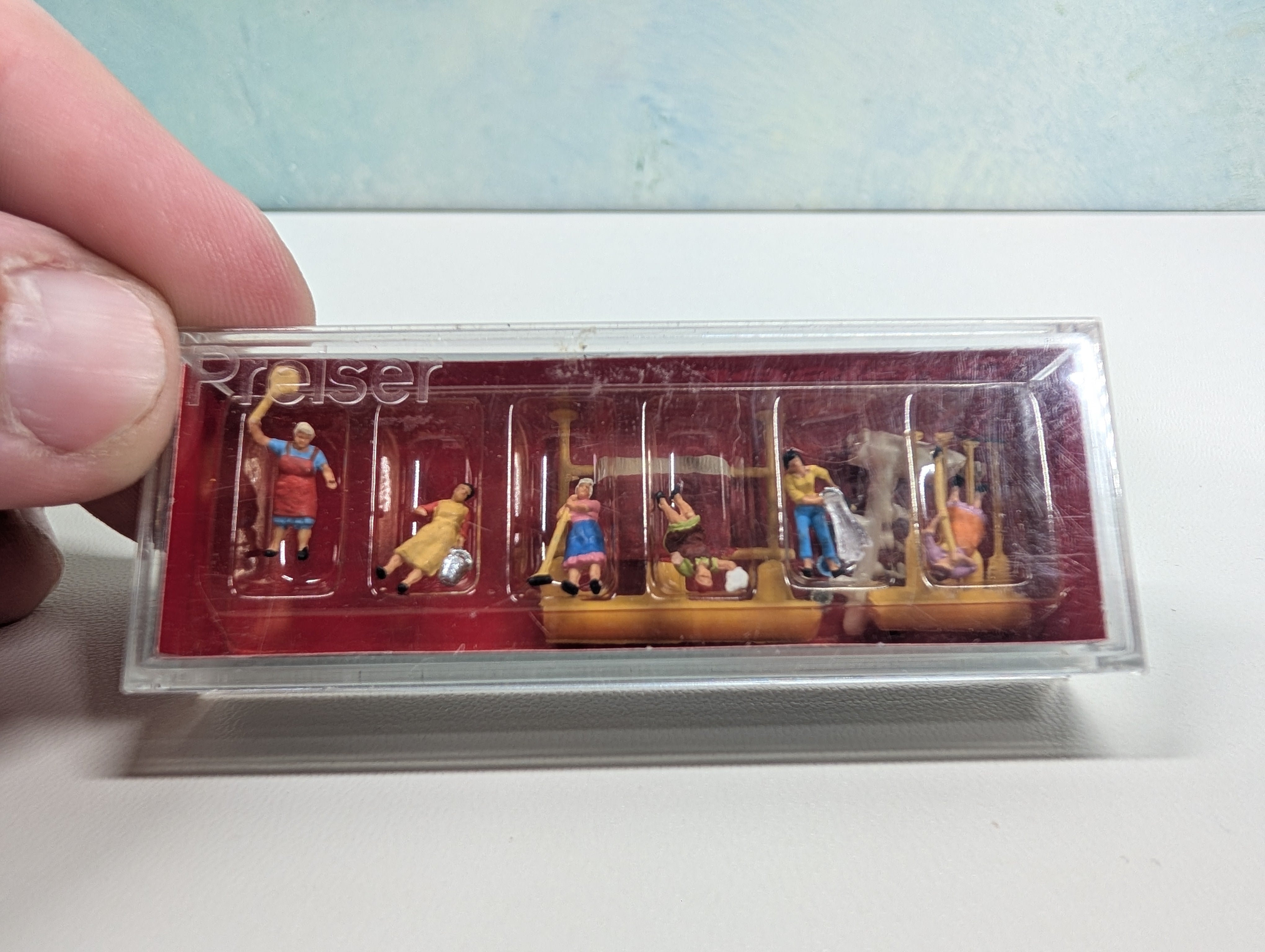 Preiser 79051 N Scale Housewives w/ Cleaning Accessories (6 pcs)