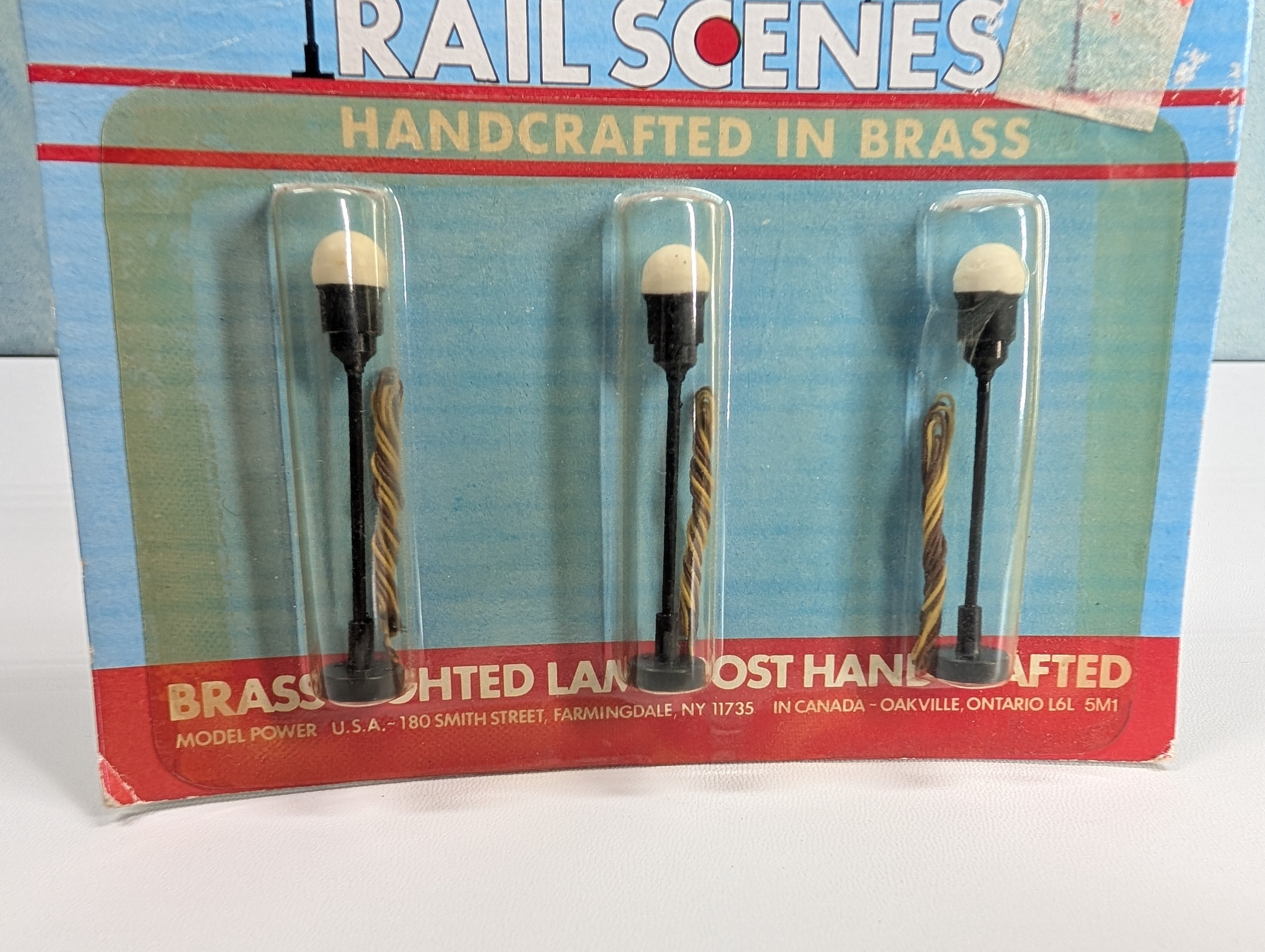 Model Power 498 HO Scale Brass Lighted Lamp Posts (3 pcs)