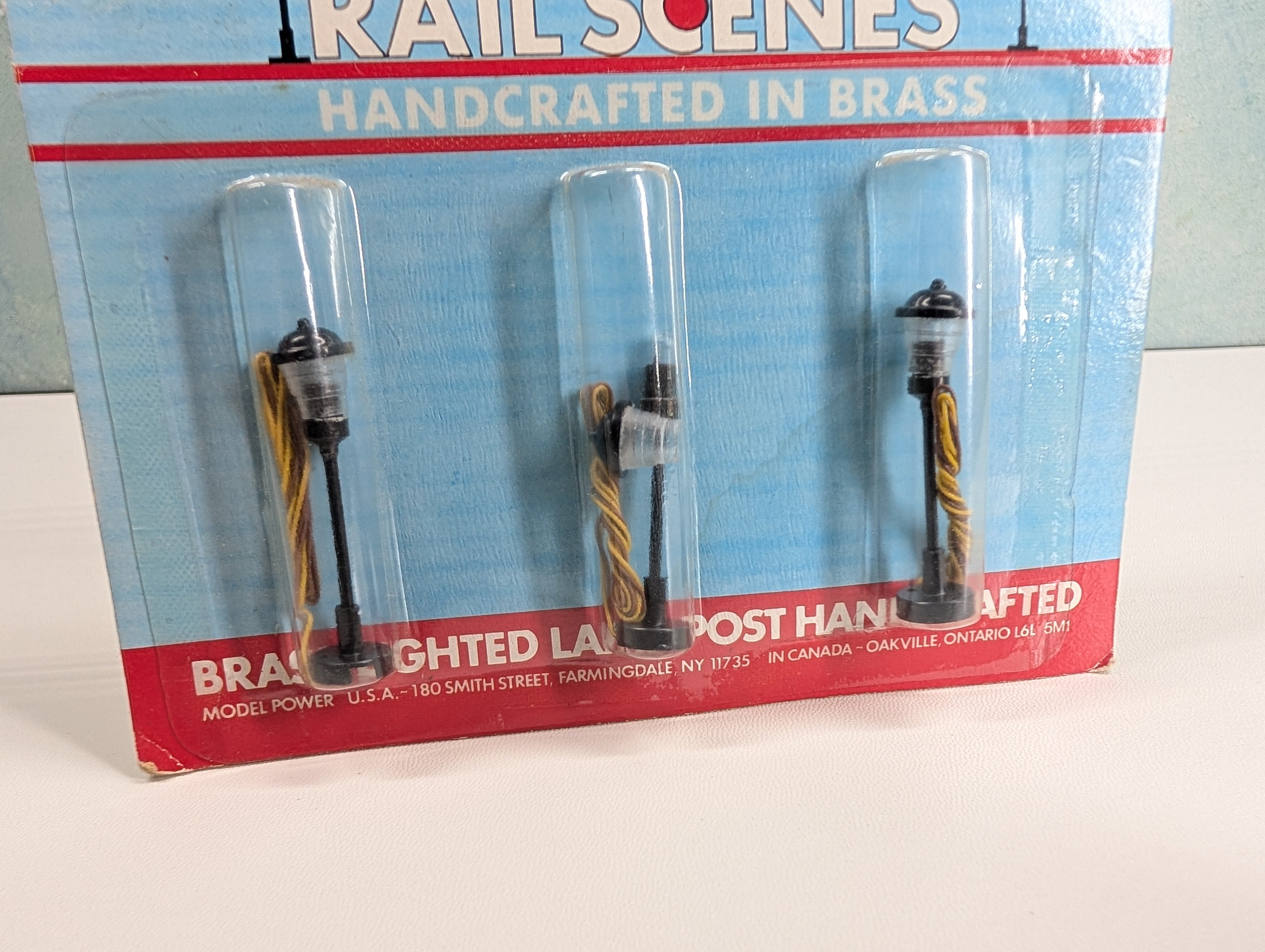 Model Power 593 HO Scale Brass Lighted Lamp Posts (3 pcs)