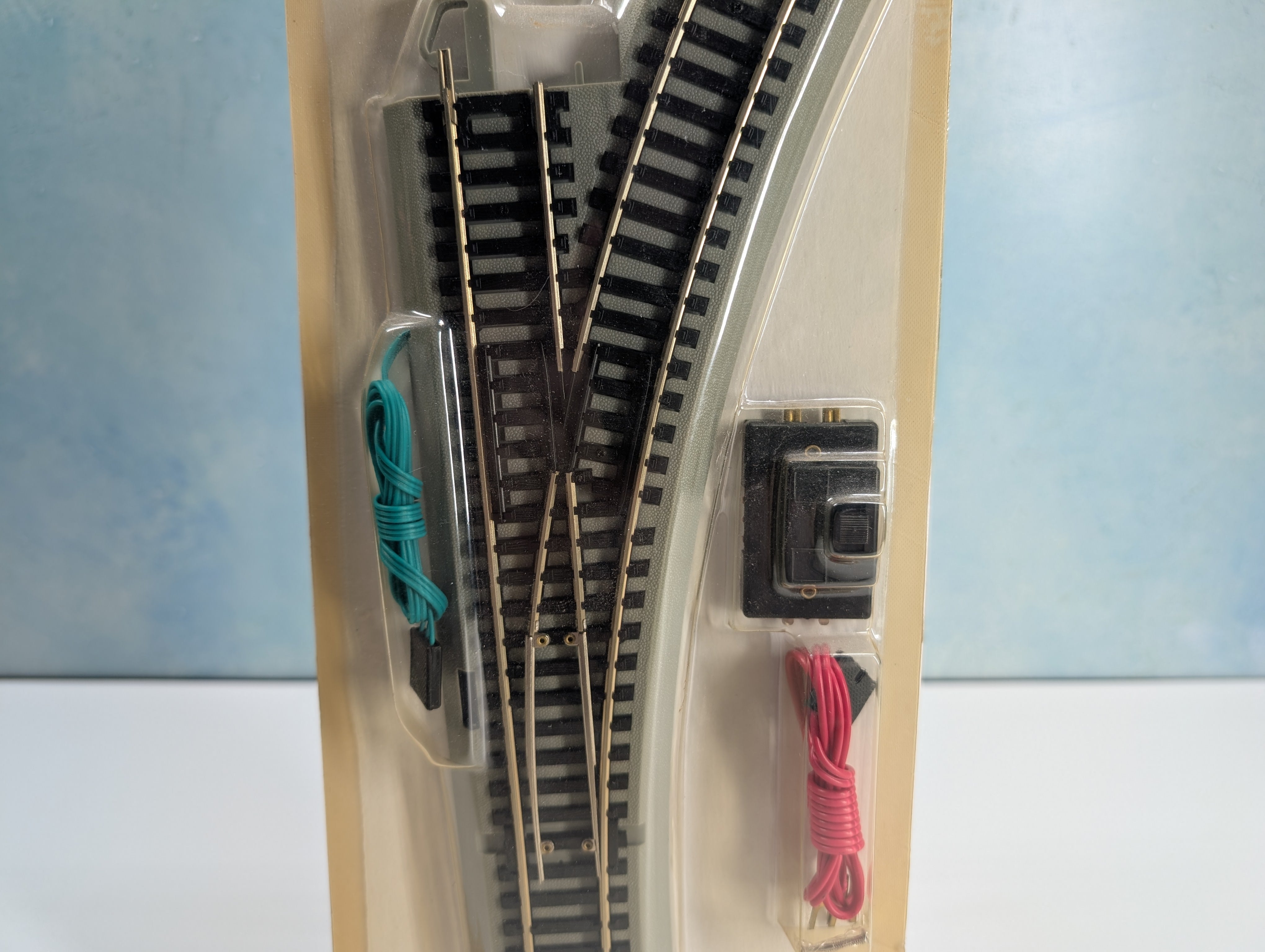 Bachmann 44562 HO Scale E-Z Track Remote Turnout Right, Gray Roadbed