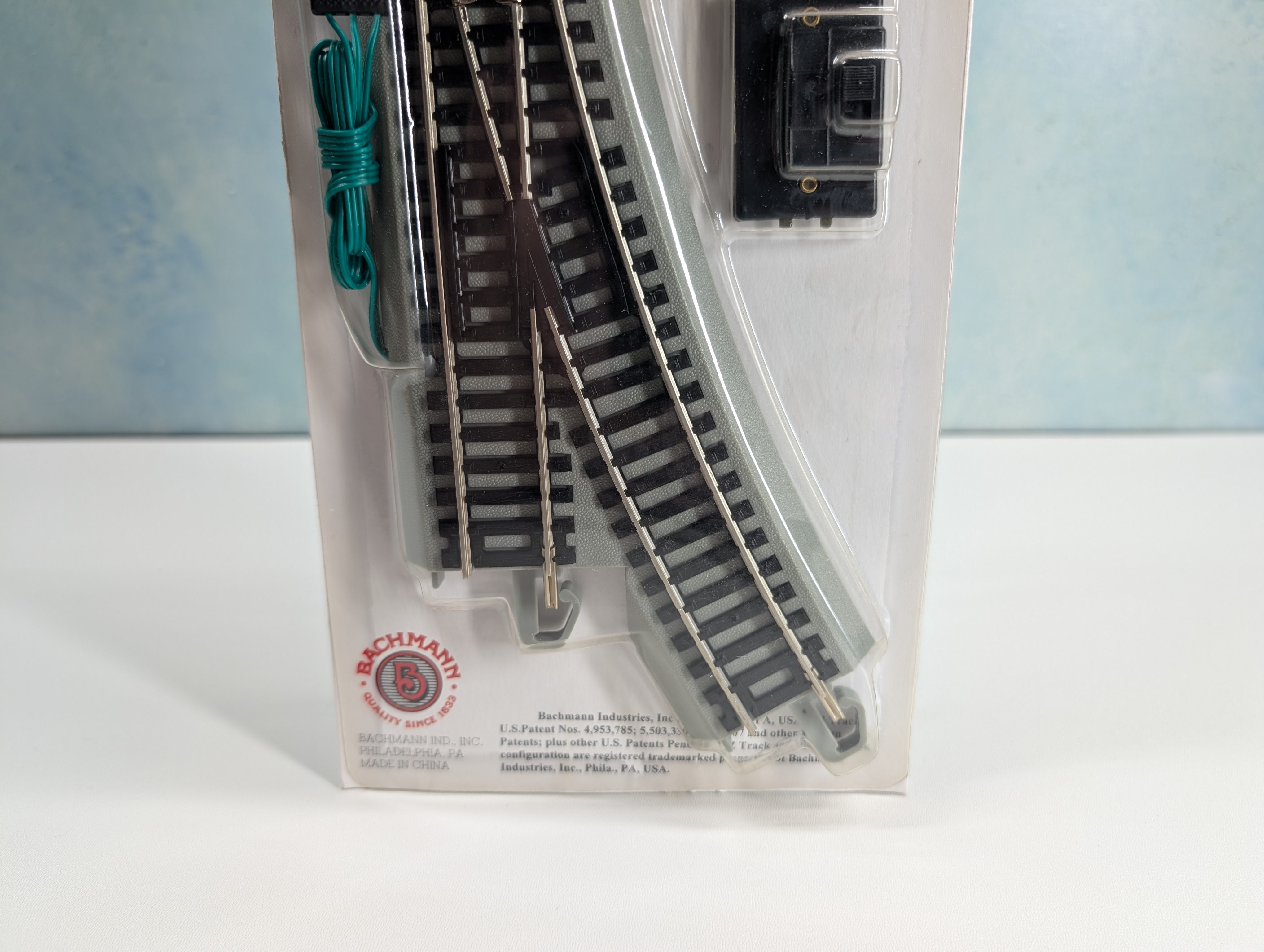 Bachmann 44561 HO Scale E-Z Track Remote Turnout Left, Gray Roadbed