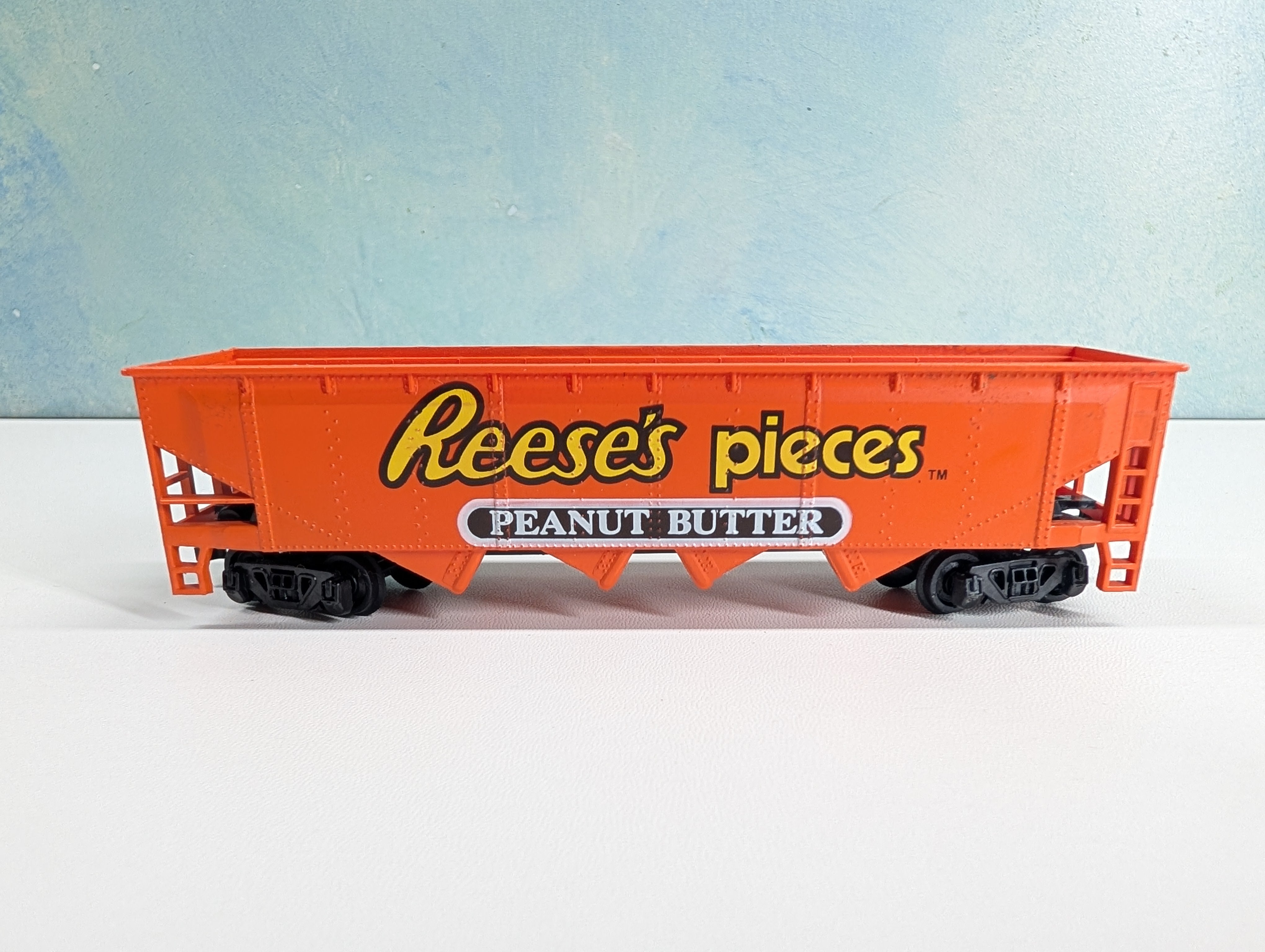 USED Bachmann HO Scale Billboard Quad Hopper Reese's Pieces Peanut Butter