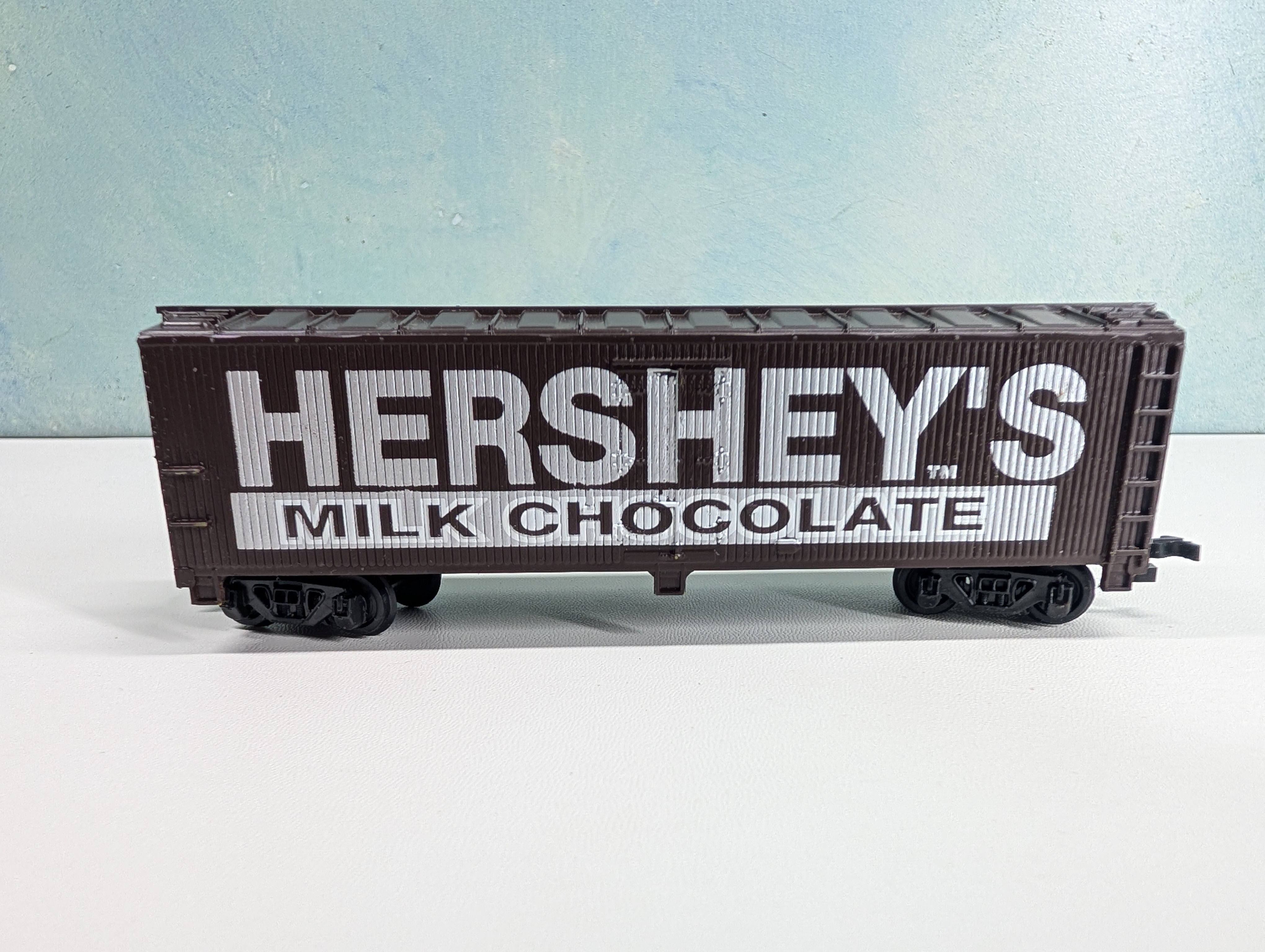 USED Bachmann HO Scale Billboard Wood Reefer Hershey's Milk Chocolate