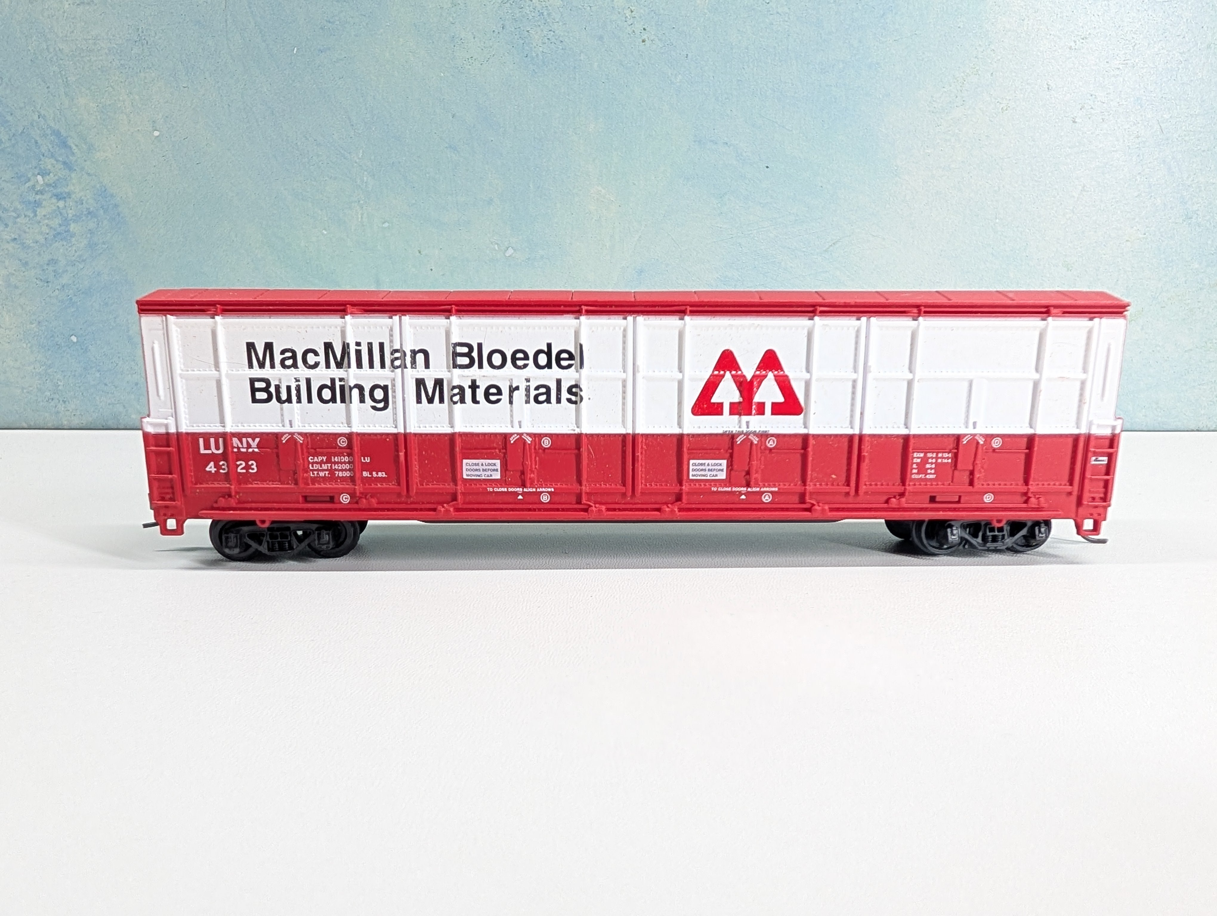 USED Life-Like HO Scale 54' Thrall Door Box Car MacMillan-Bloedell LUNX #4323