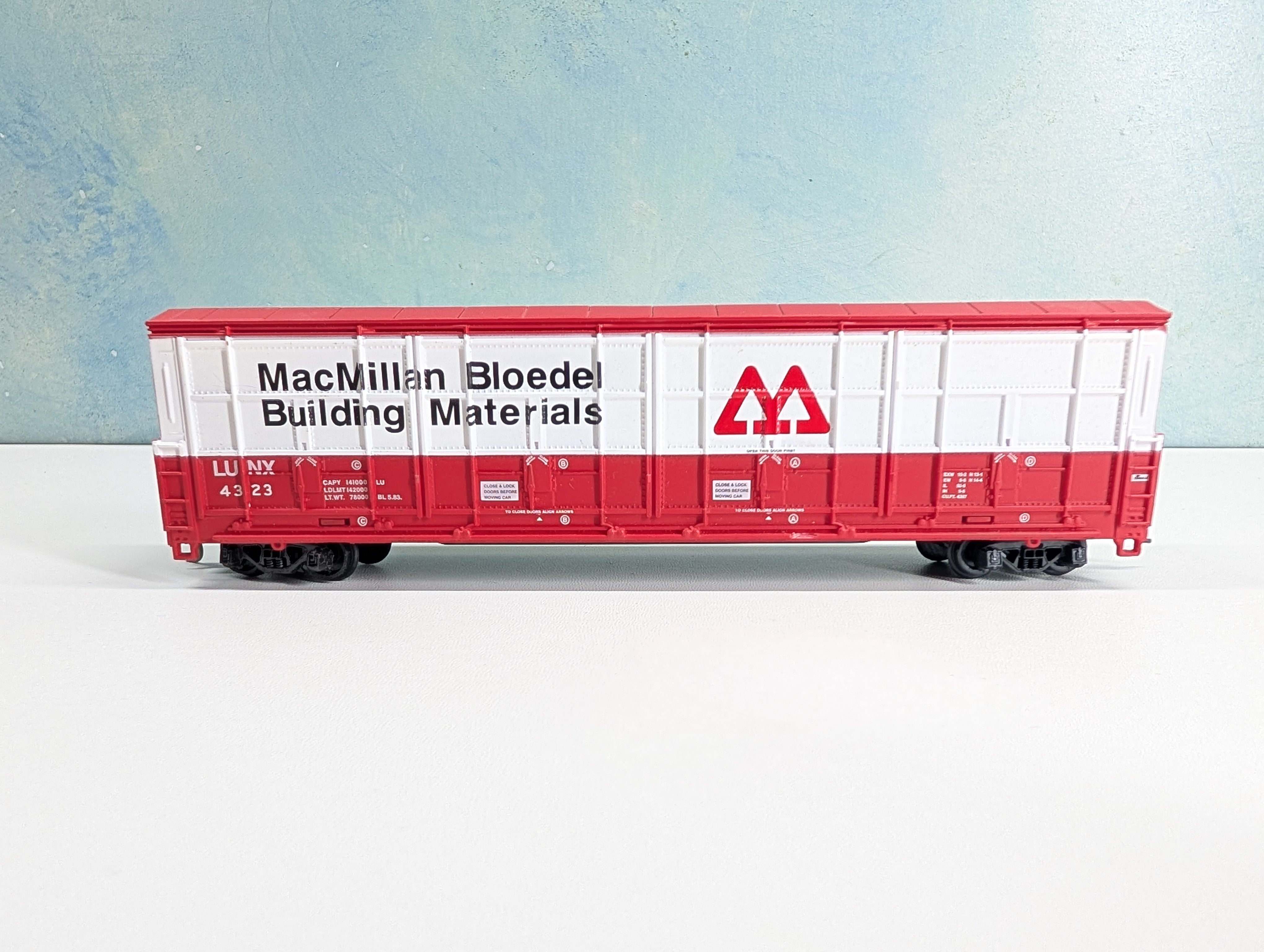USED Life-Like HO Scale 54' Thrall Door Box Car MacMillan-Bloedell LUNX #4323