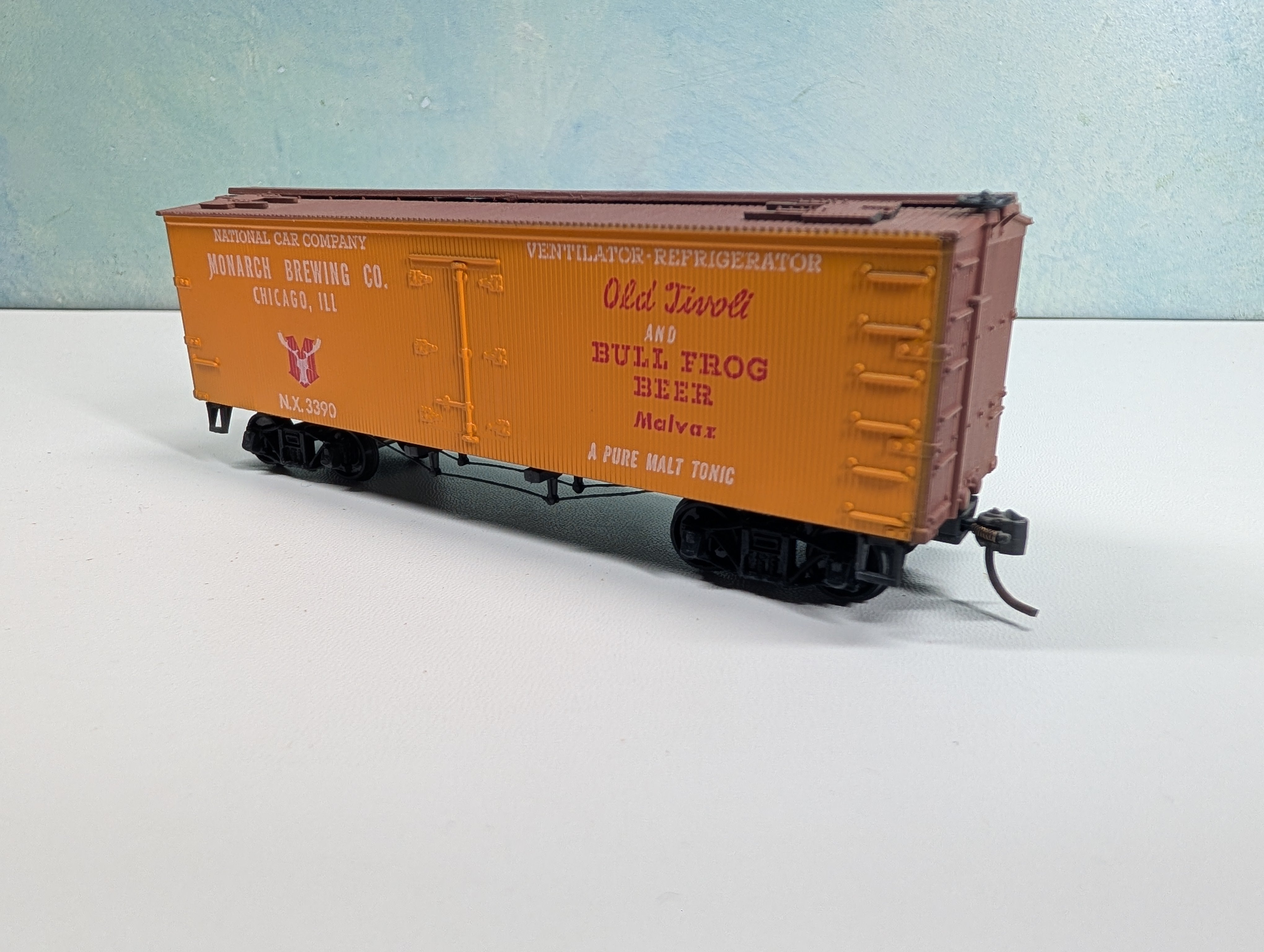 USED Roundhouse HO Scale 36' Reefer Monarch Brewing Co NX #3390 Bull Frog Beer