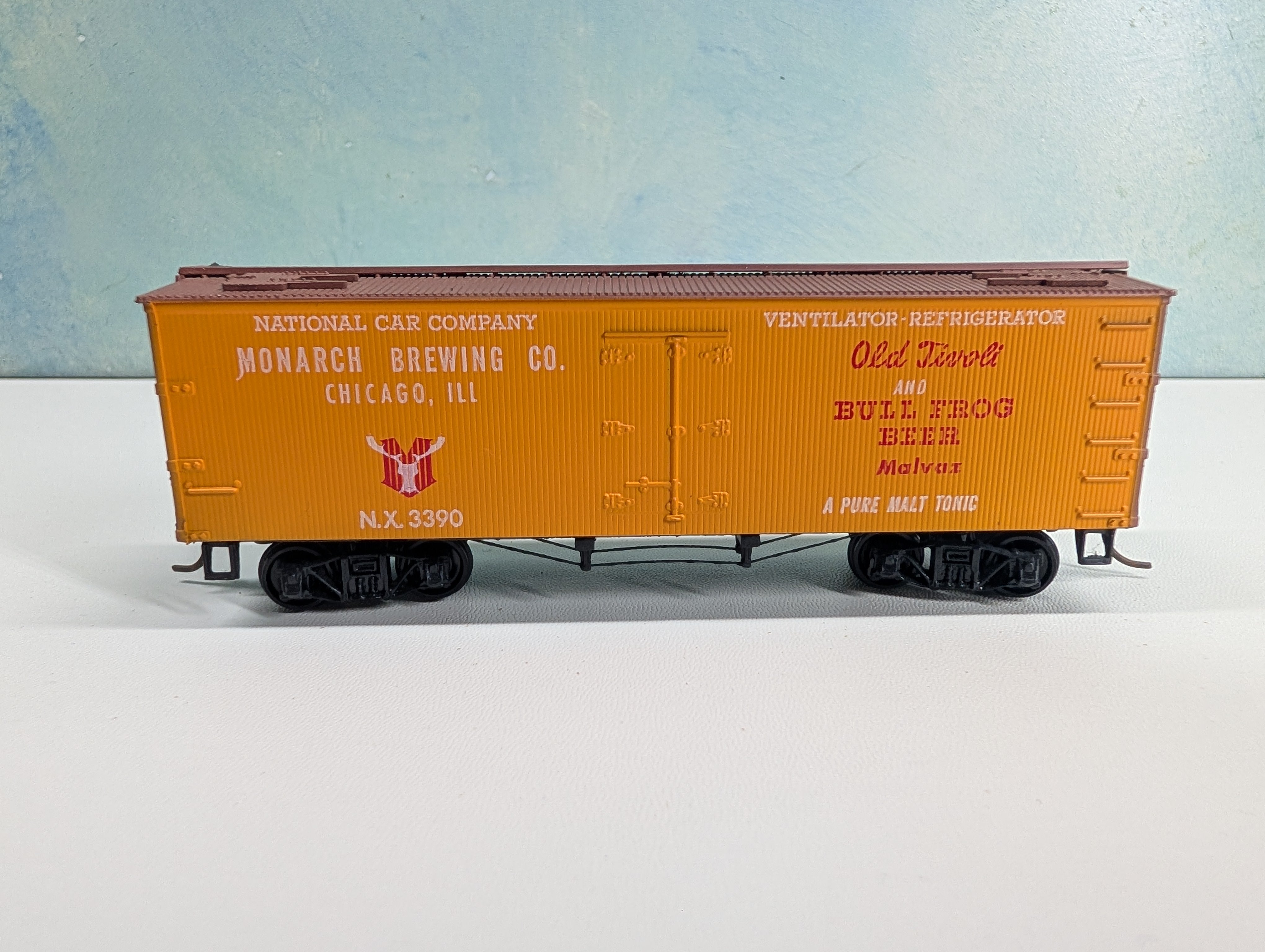 USED Roundhouse HO Scale 36' Reefer Monarch Brewing Co NX #3390 Bull Frog Beer