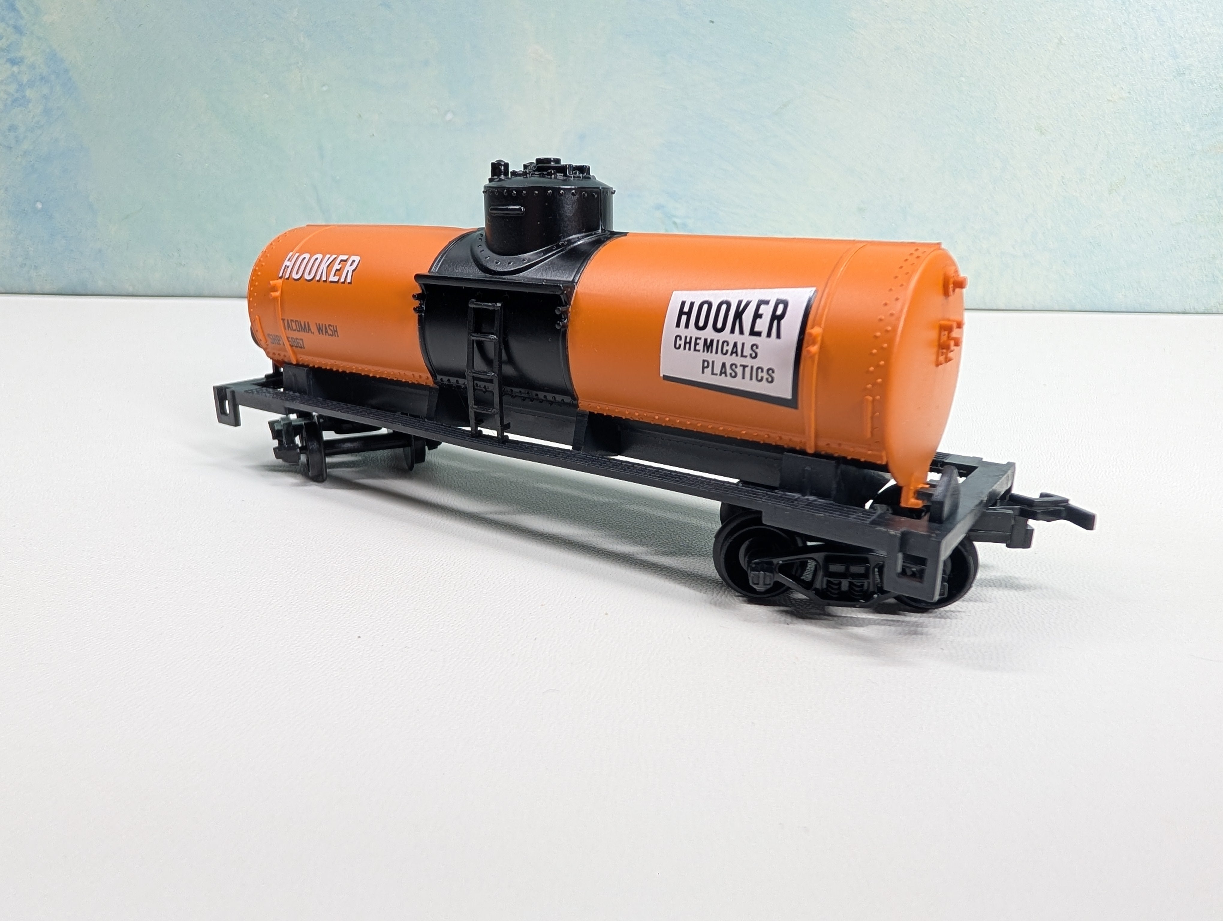 USED Life-Like HO Scale Single Dome Tank Car Hooker Chemicals SHPX #5867