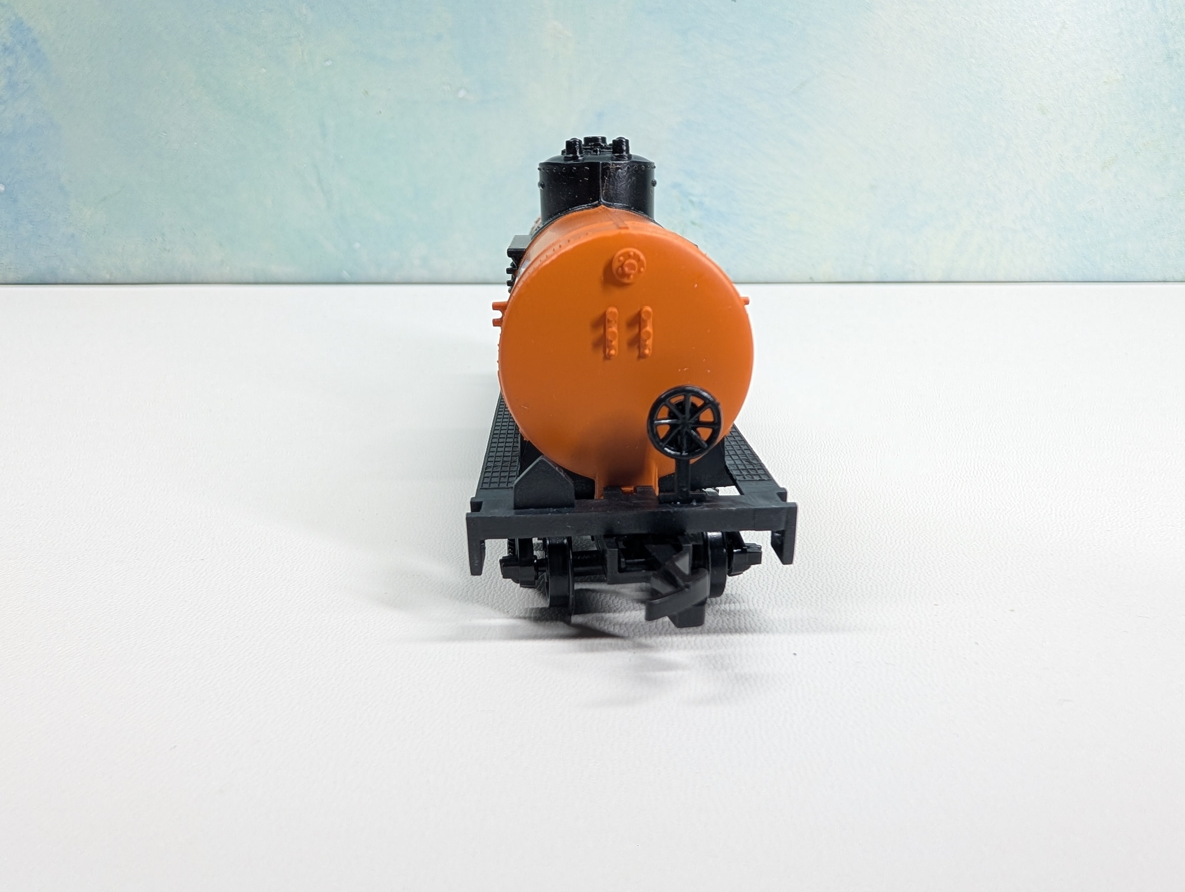 USED Life-Like HO Scale Single Dome Tank Car Hooker Chemicals SHPX #5867
