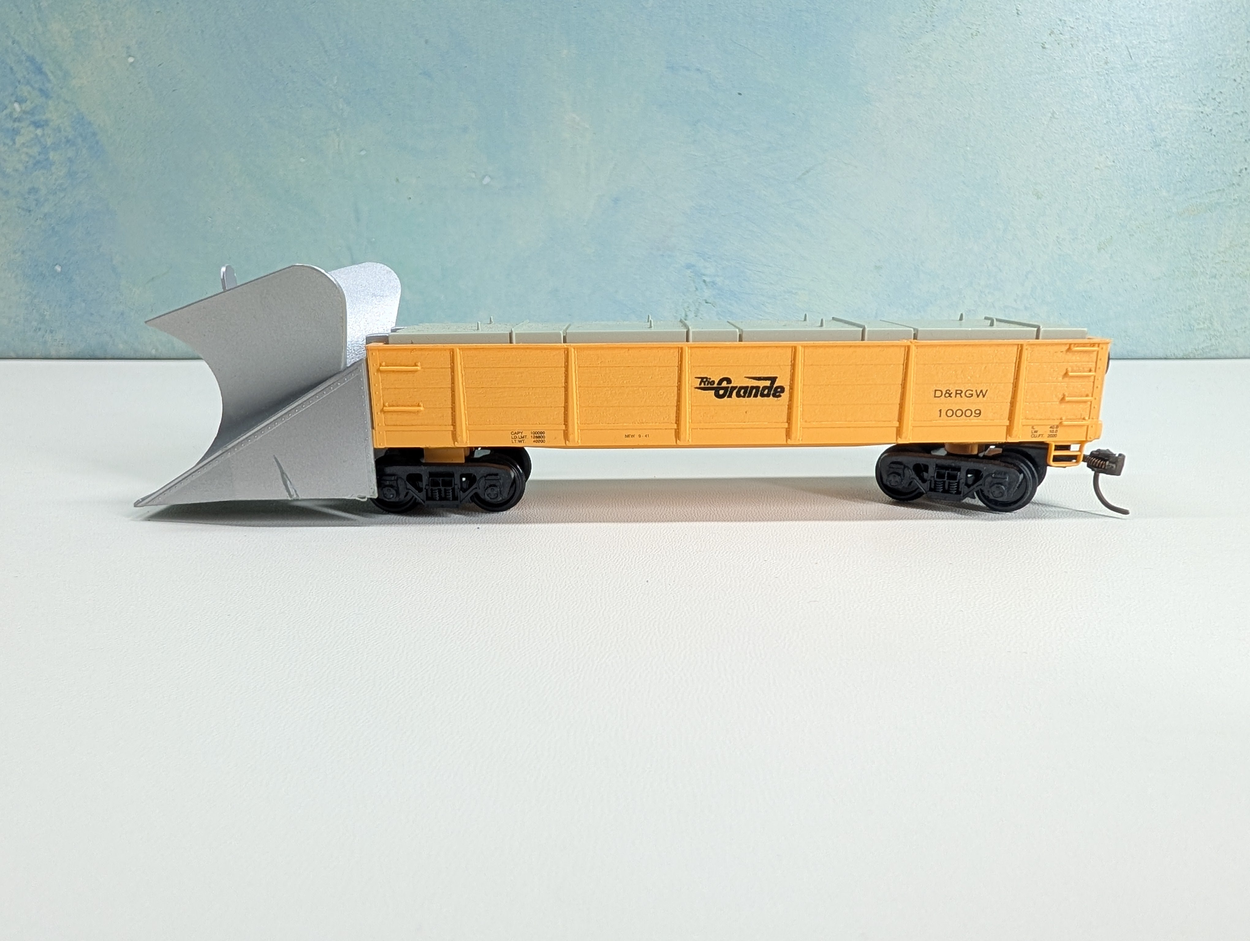 USED Mehano HO Scale Snow Plow Rio Grande D&RGW #10009