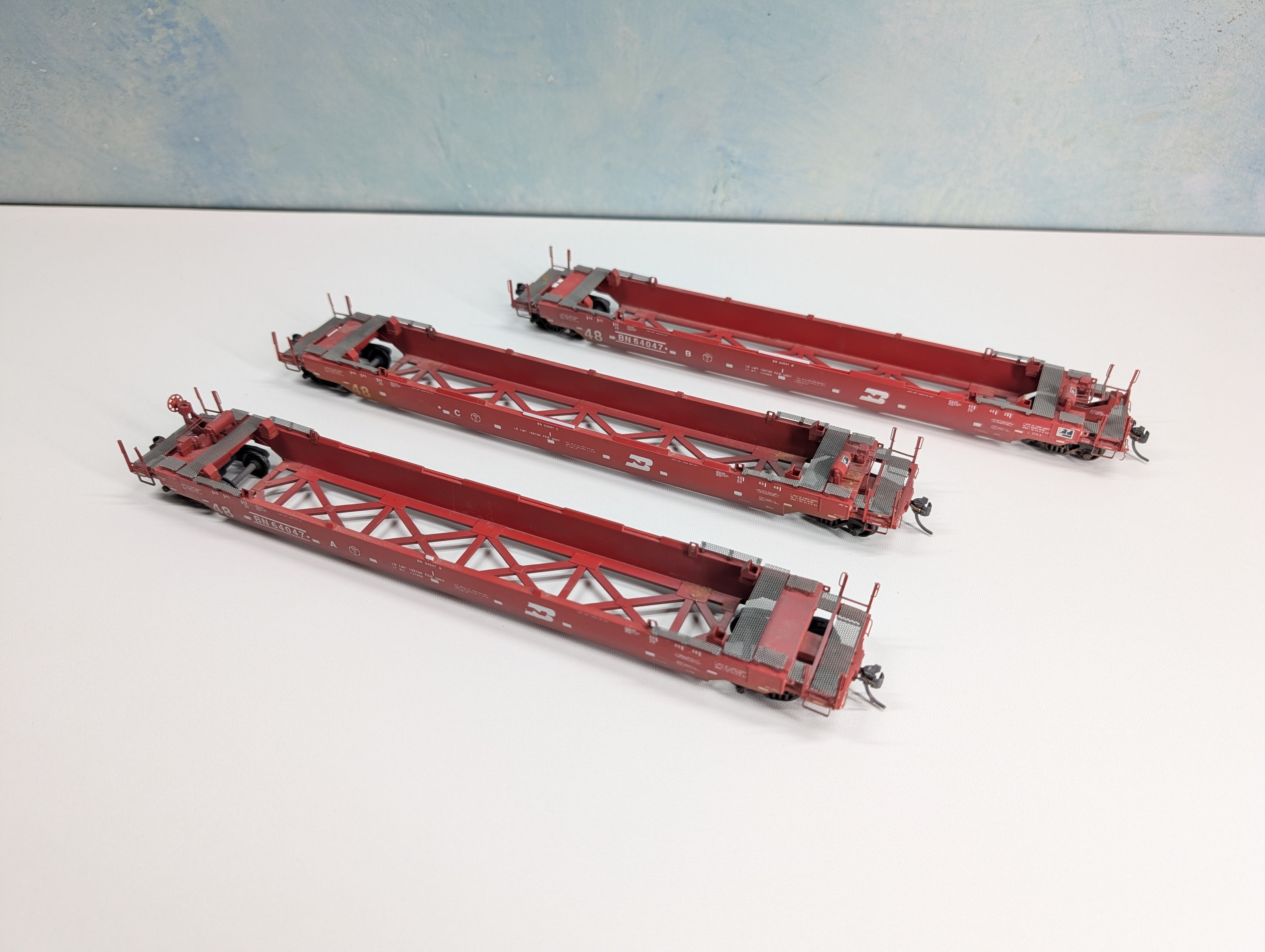 USED HO Scale 48' Container 3-Unit Well Car, Weathered Burlington Northern BN #64047