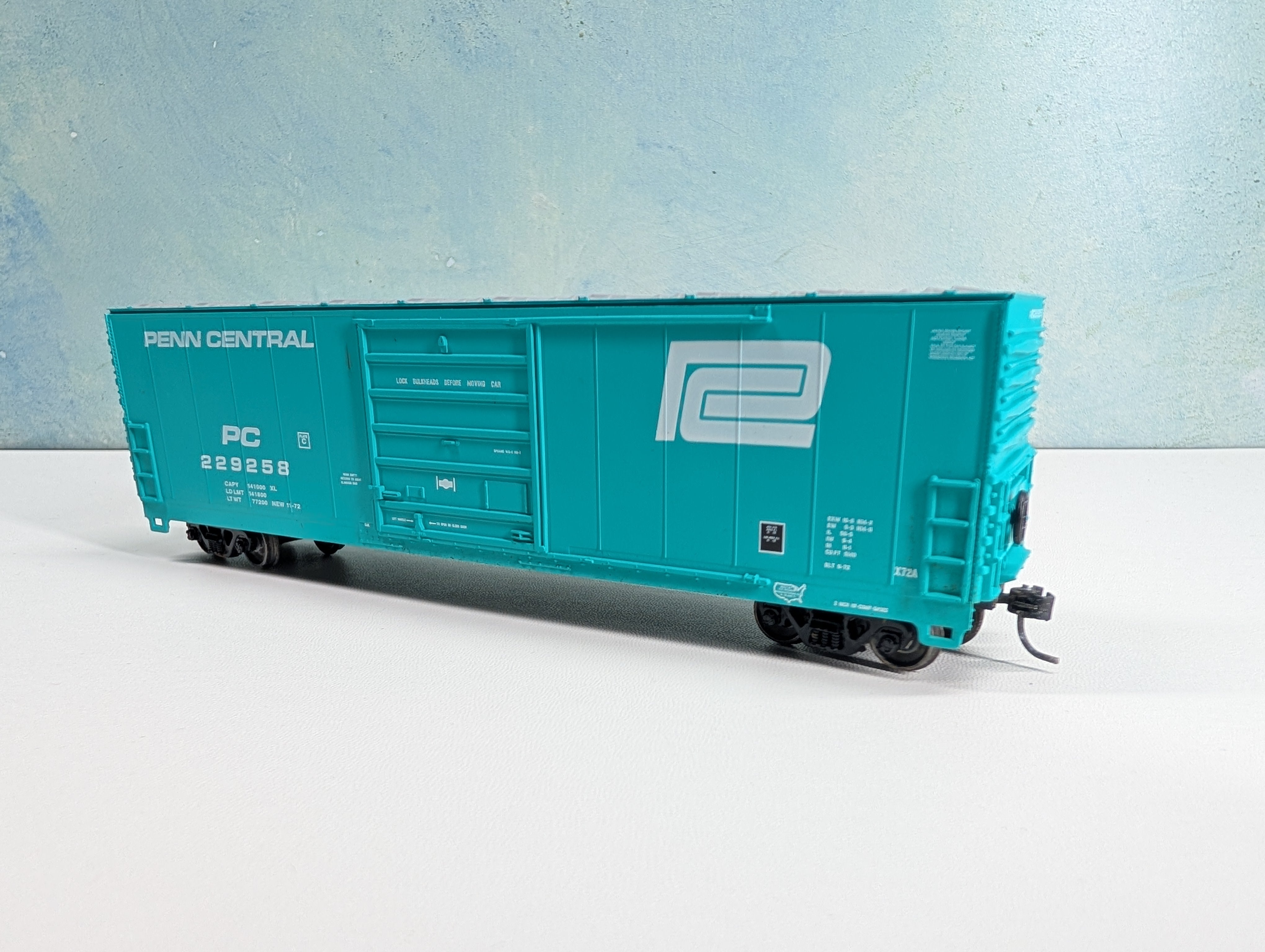 USED Life-Like 23943 HO Scale 50' High Roof Box Car Penn Central PC #229258 Proto 1000, Metal Wheels