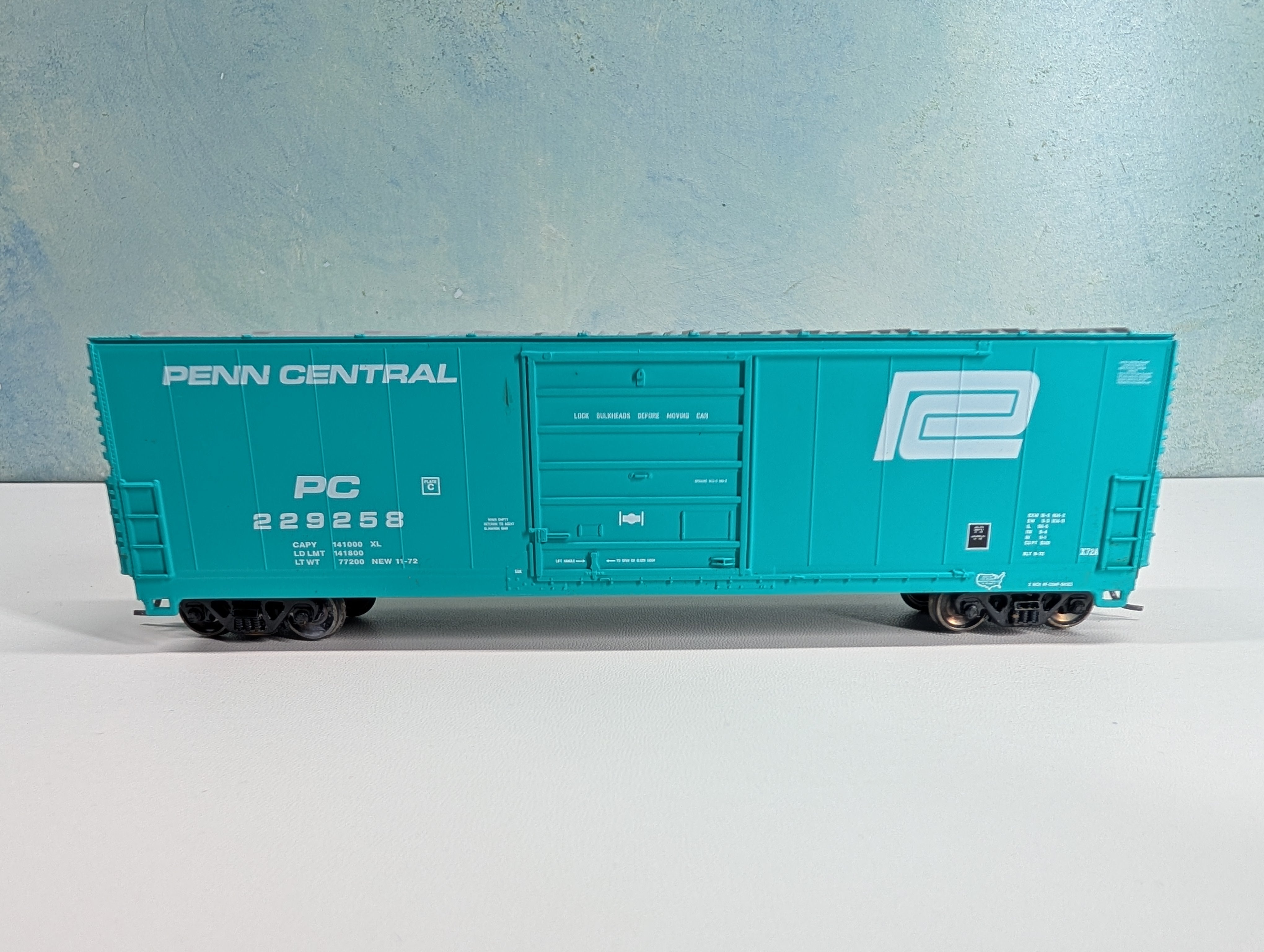 USED Life-Like 23943 HO Scale 50' High Roof Box Car Penn Central PC #229258 Proto 1000, Metal Wheels