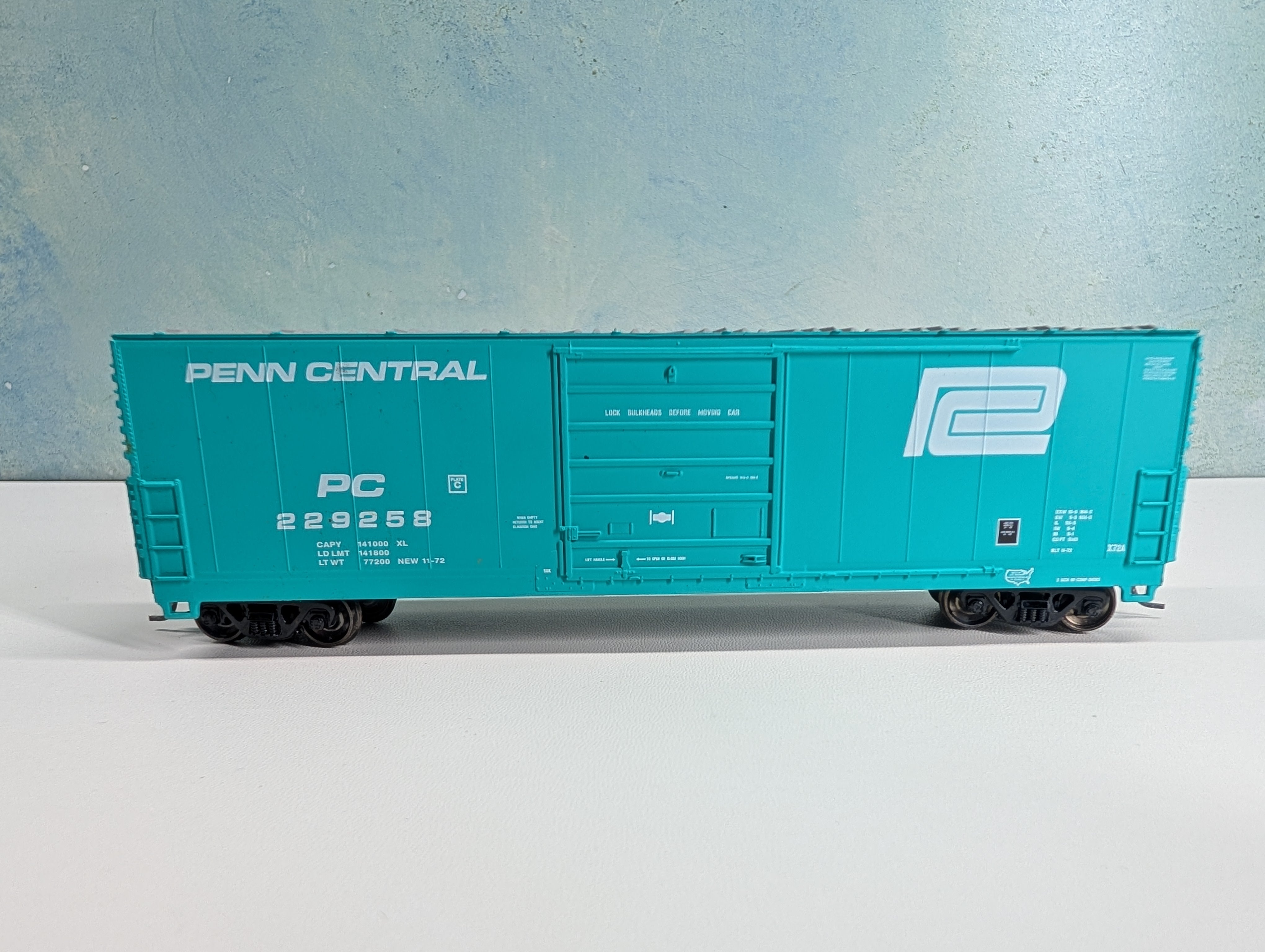 USED Life-Like 23943 HO Scale 50' High Roof Box Car Penn Central PC #229258 Proto 1000, Metal Wheels