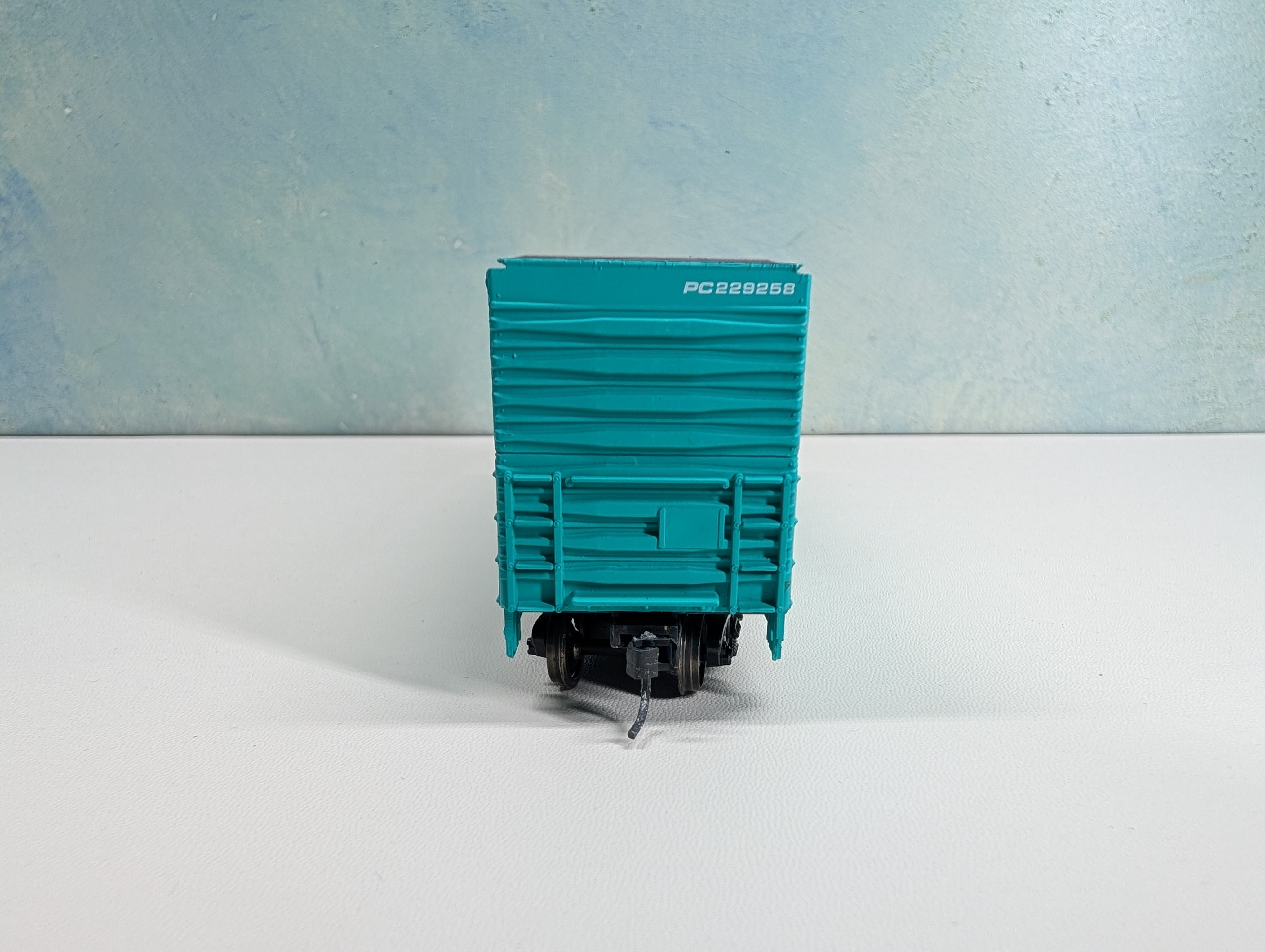 USED Life-Like 23943 HO Scale 50' High Roof Box Car Penn Central PC #229258 Proto 1000, Metal Wheels