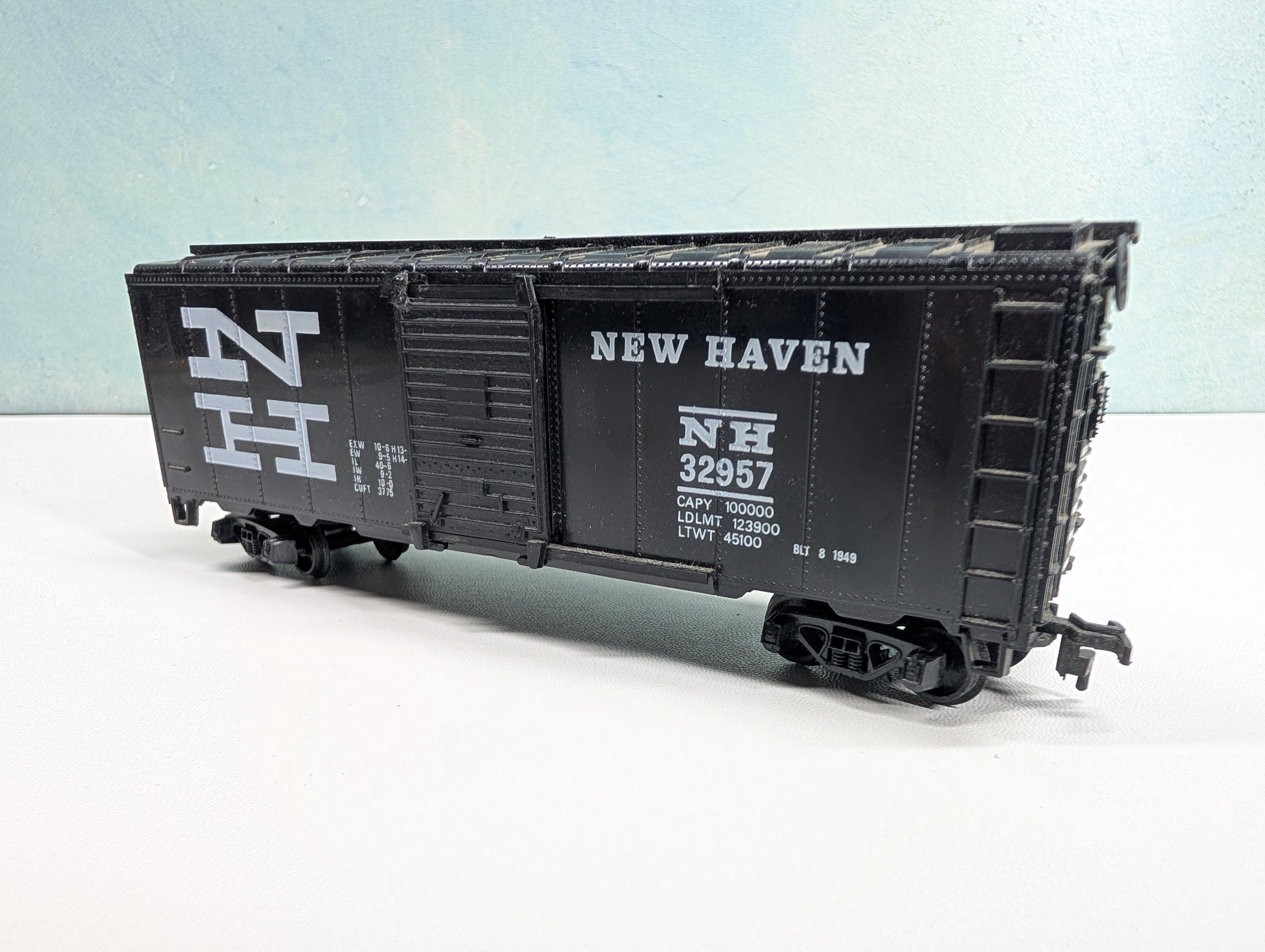 USED HO Scale 40' Box Car New Haven NH #32957