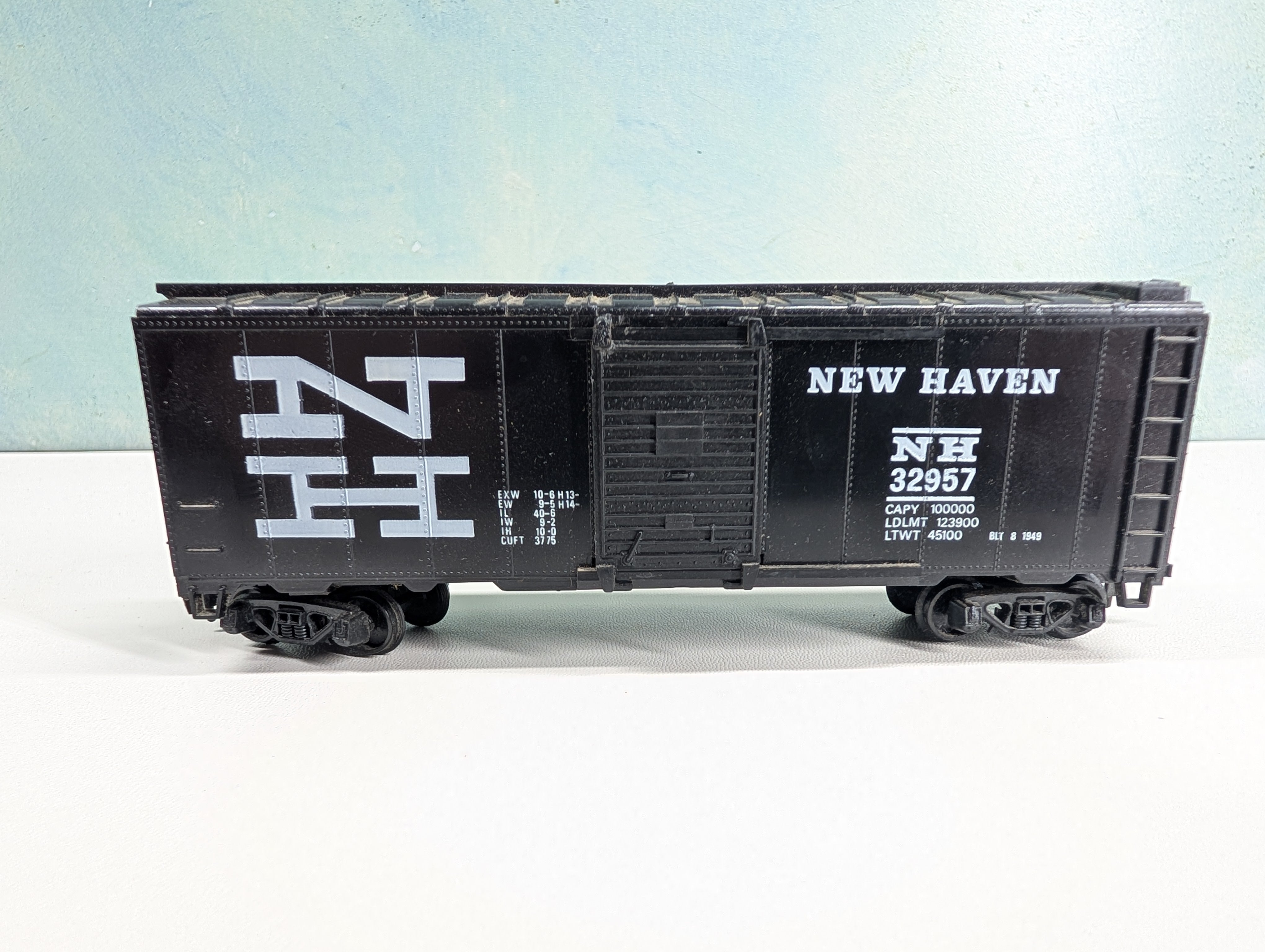 USED HO Scale 40' Box Car New Haven NH #32957