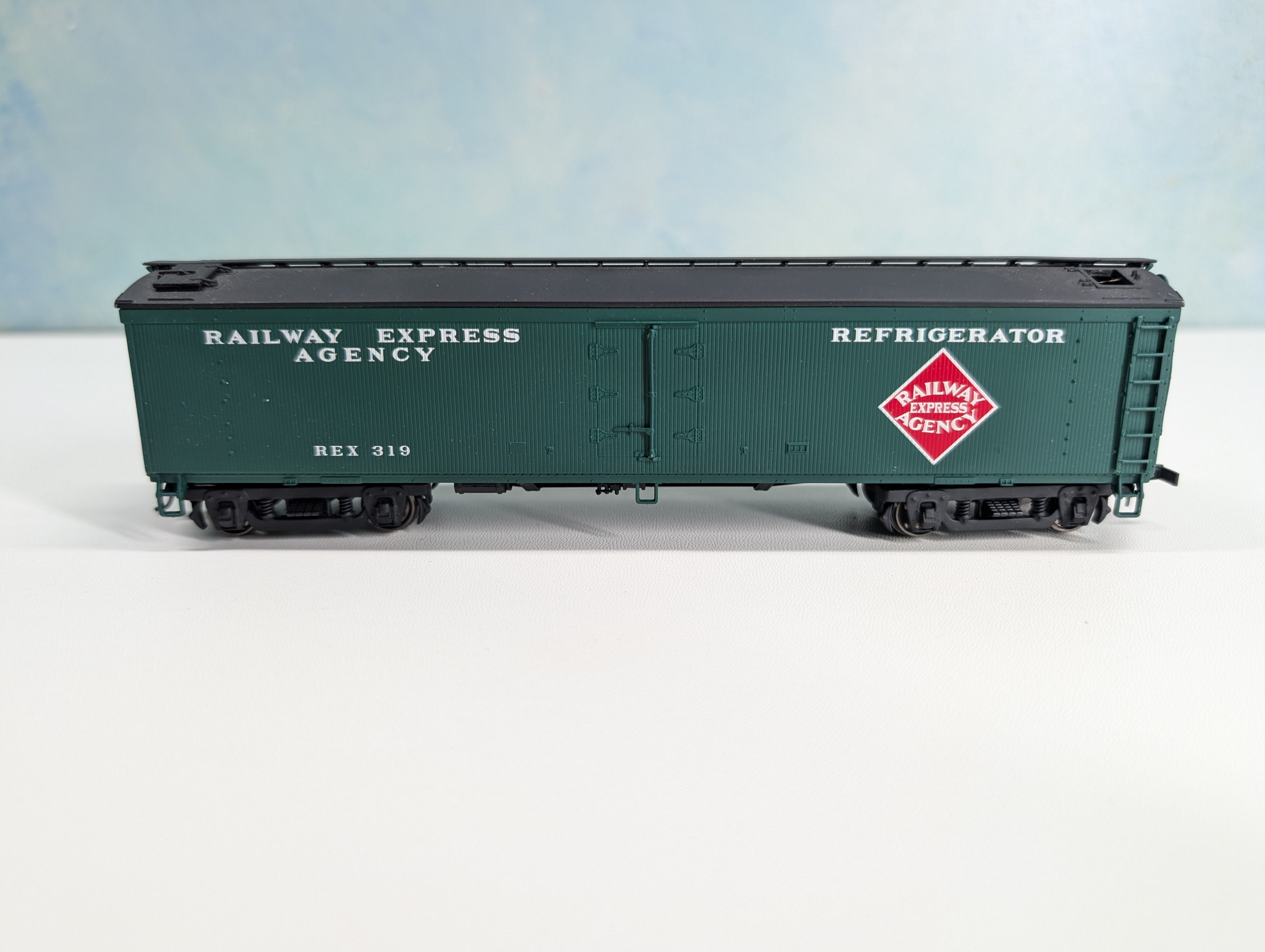 USED Walthers HO Scale Express Reefer Railways Express Agency REX #319 Metal Wheels
