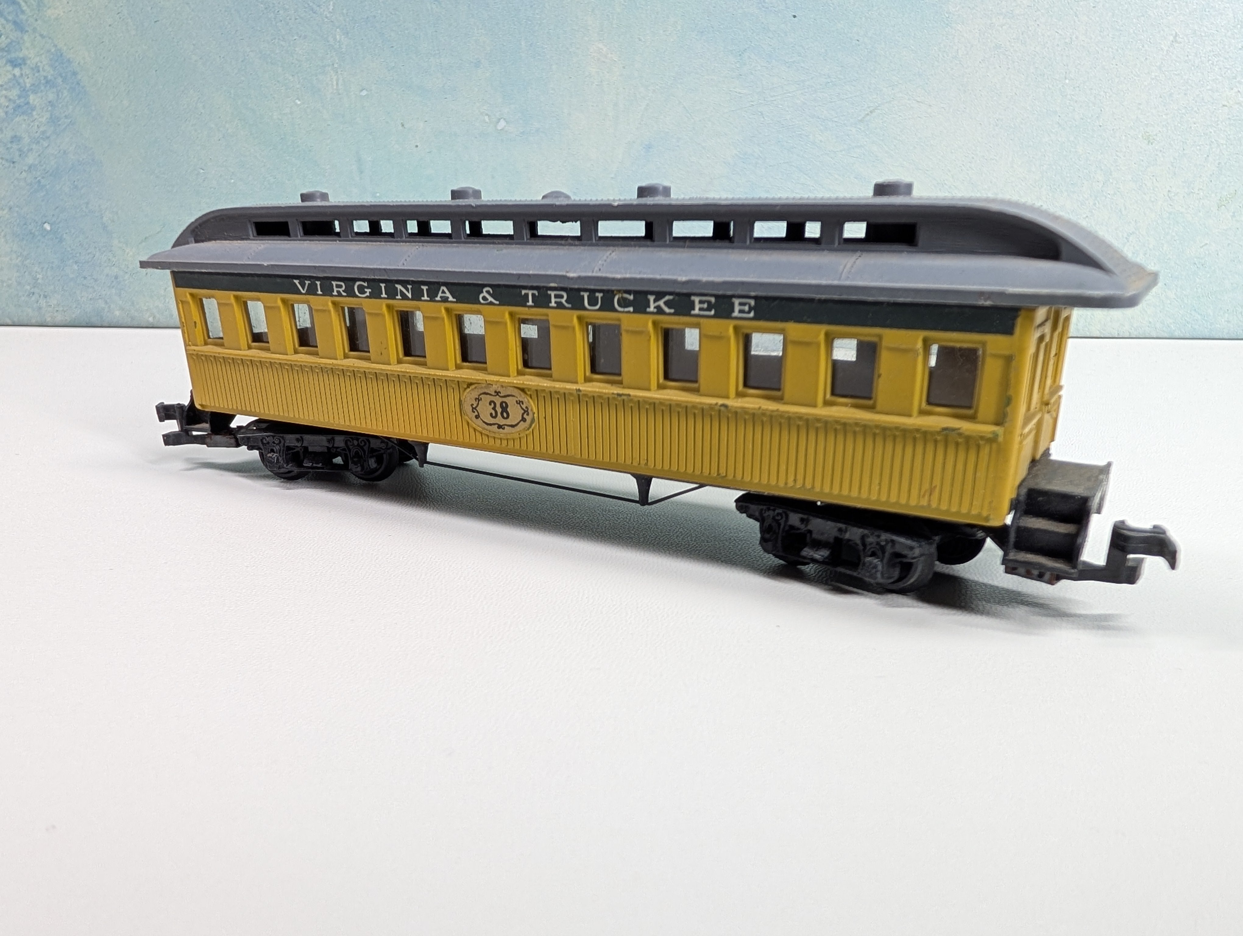 USED Pocher HO Scale Old Time Passenger Car Virginia & Truckee #38