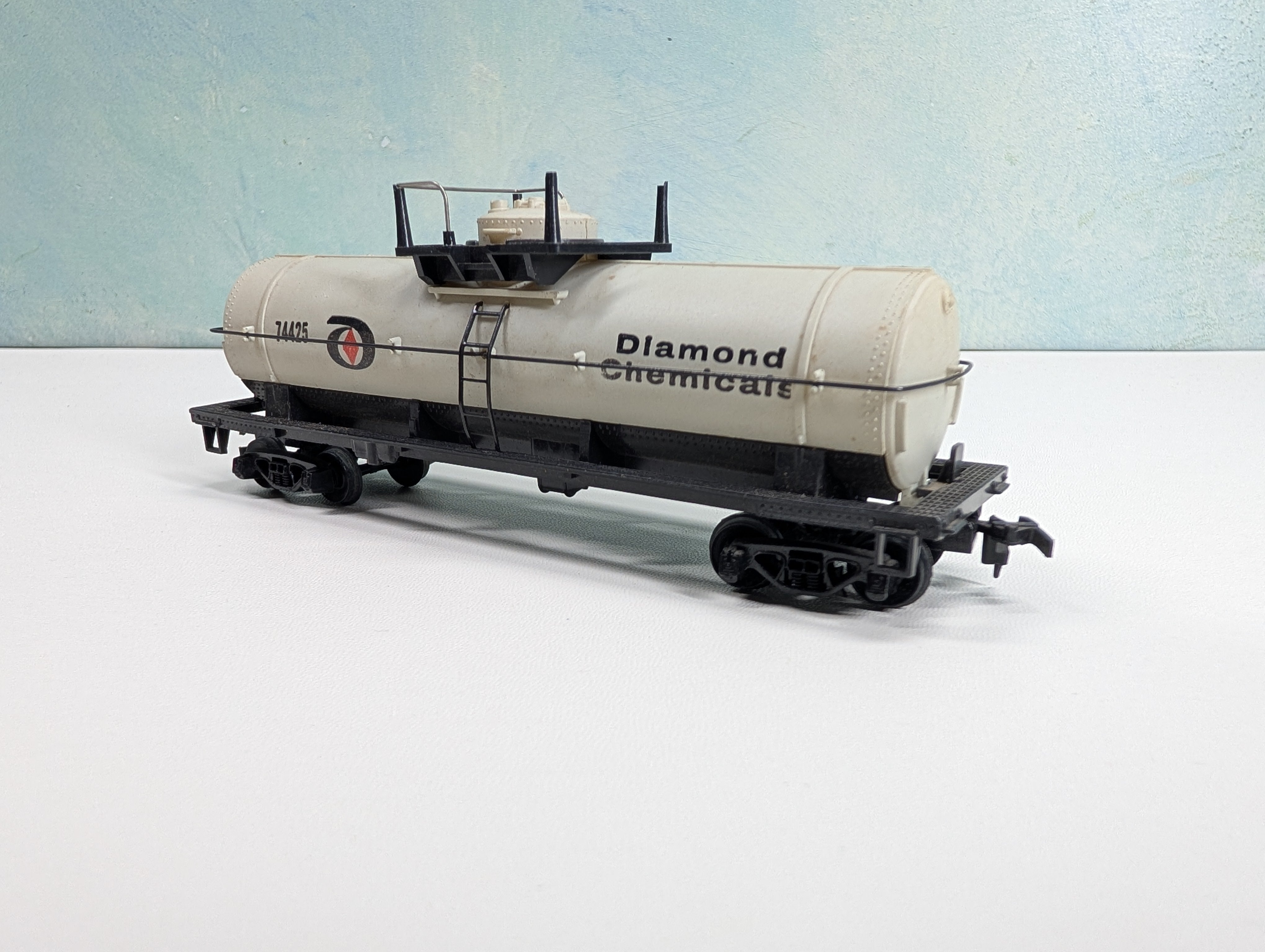 USED HO Scale Tank Car Diamond Chemical #74425