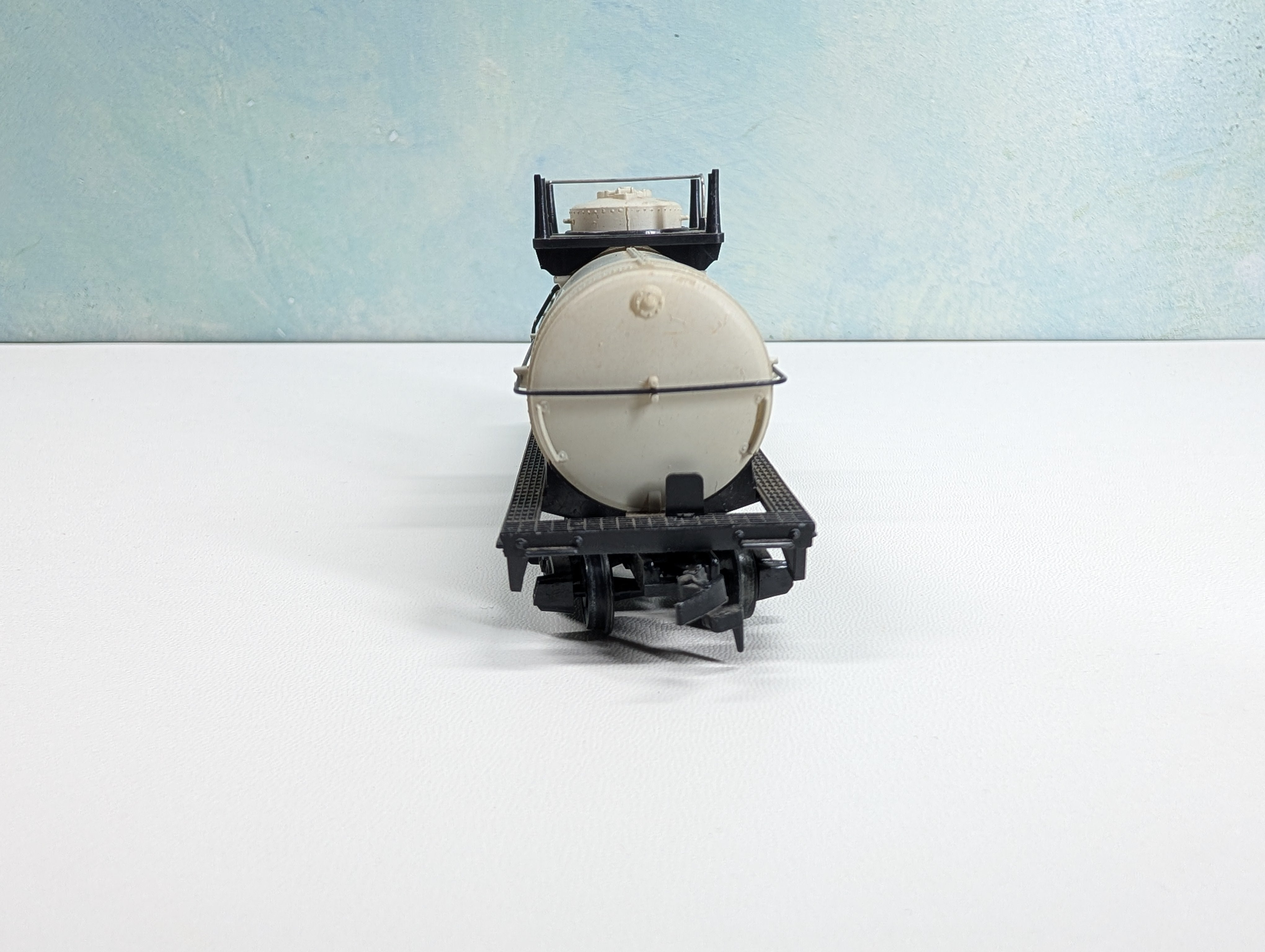 USED HO Scale Tank Car Diamond Chemical #74425