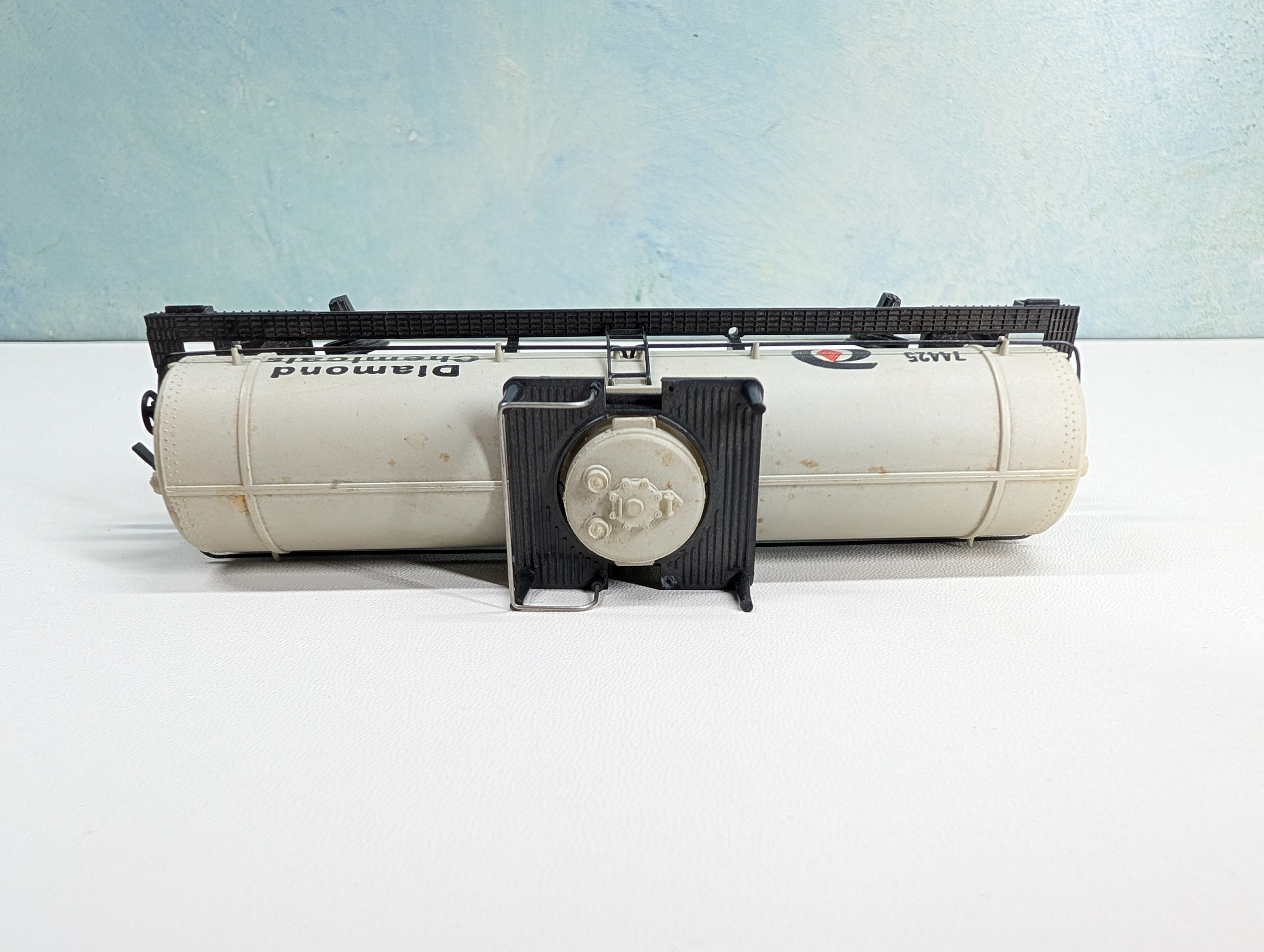 USED HO Scale Tank Car Diamond Chemical #74425