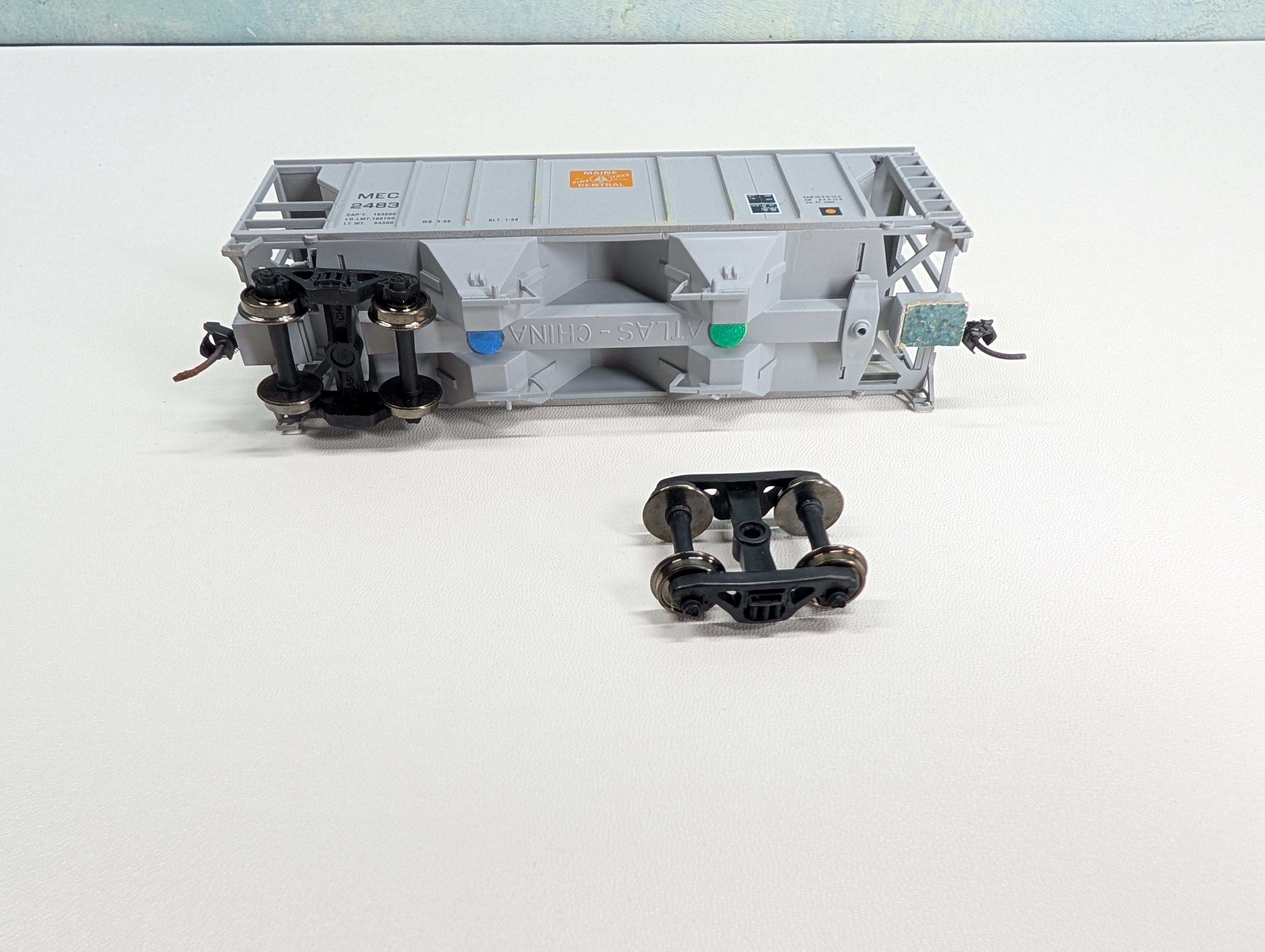 USED Atlas HO Scale Covered Hopper Maine Central MEC #2483 Metal Wheels