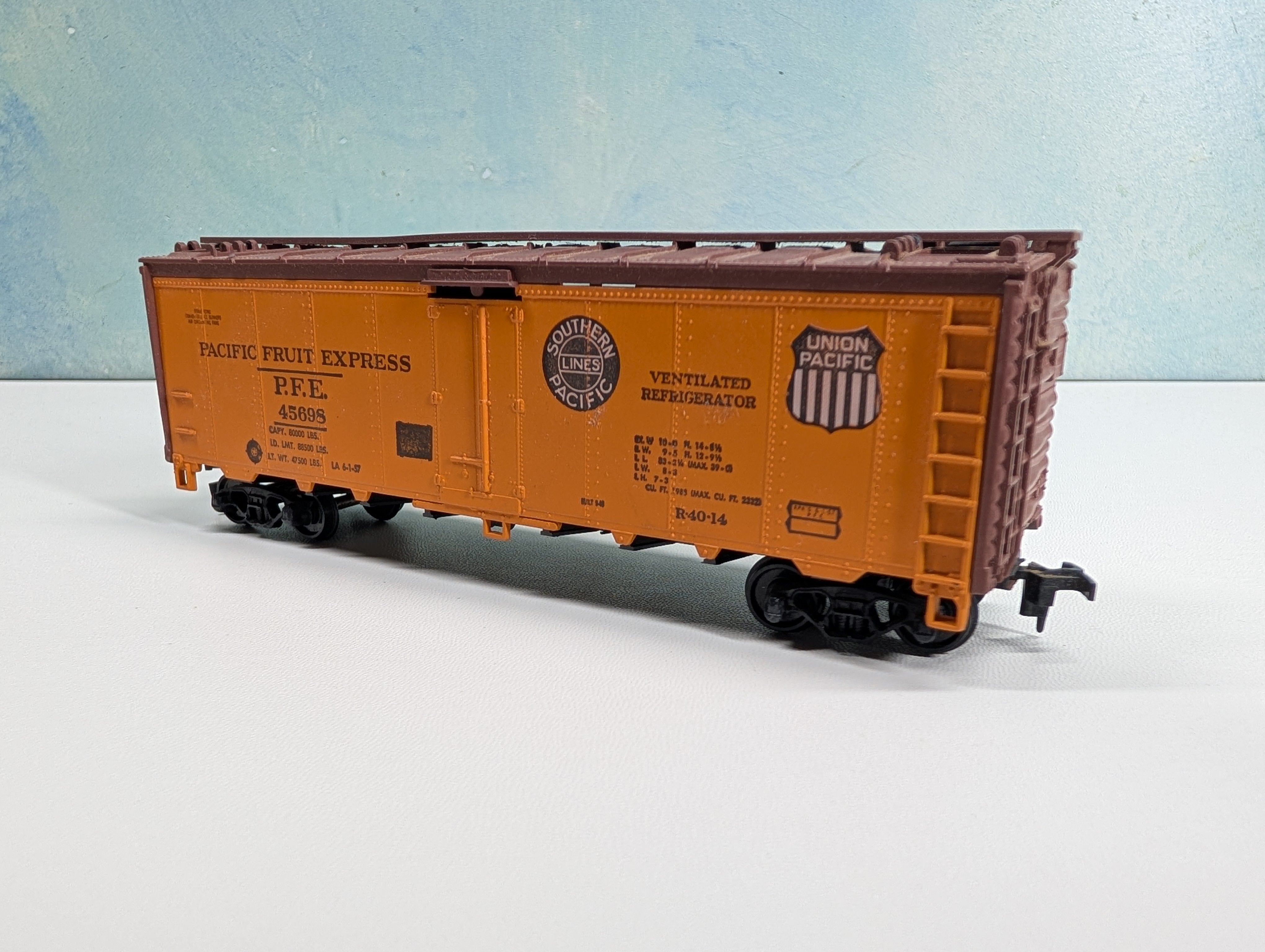 USED Athearn HO Scale Reefer Pacific Fruit Express PFE #45698