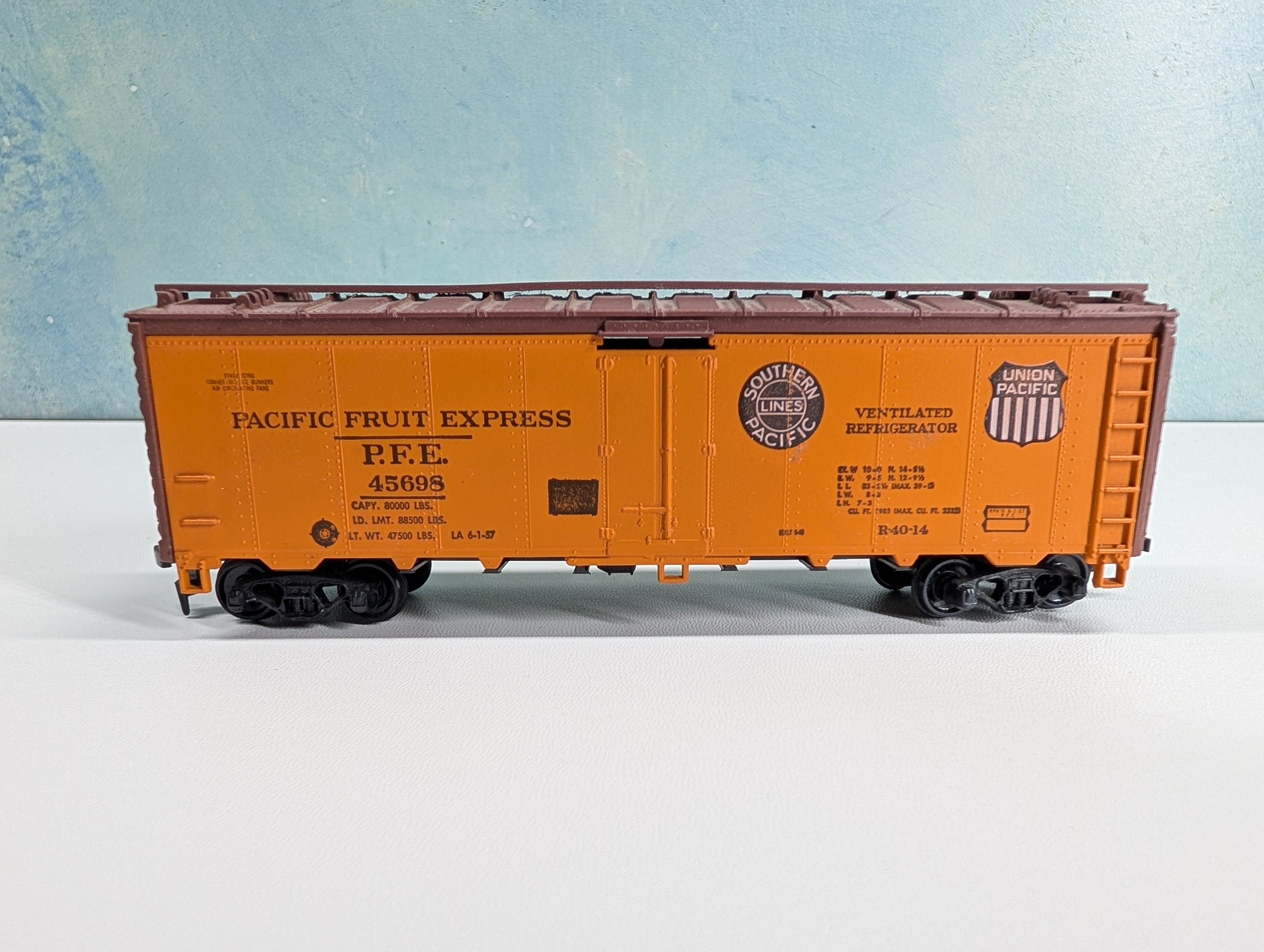 USED Athearn HO Scale Reefer Pacific Fruit Express PFE #45698
