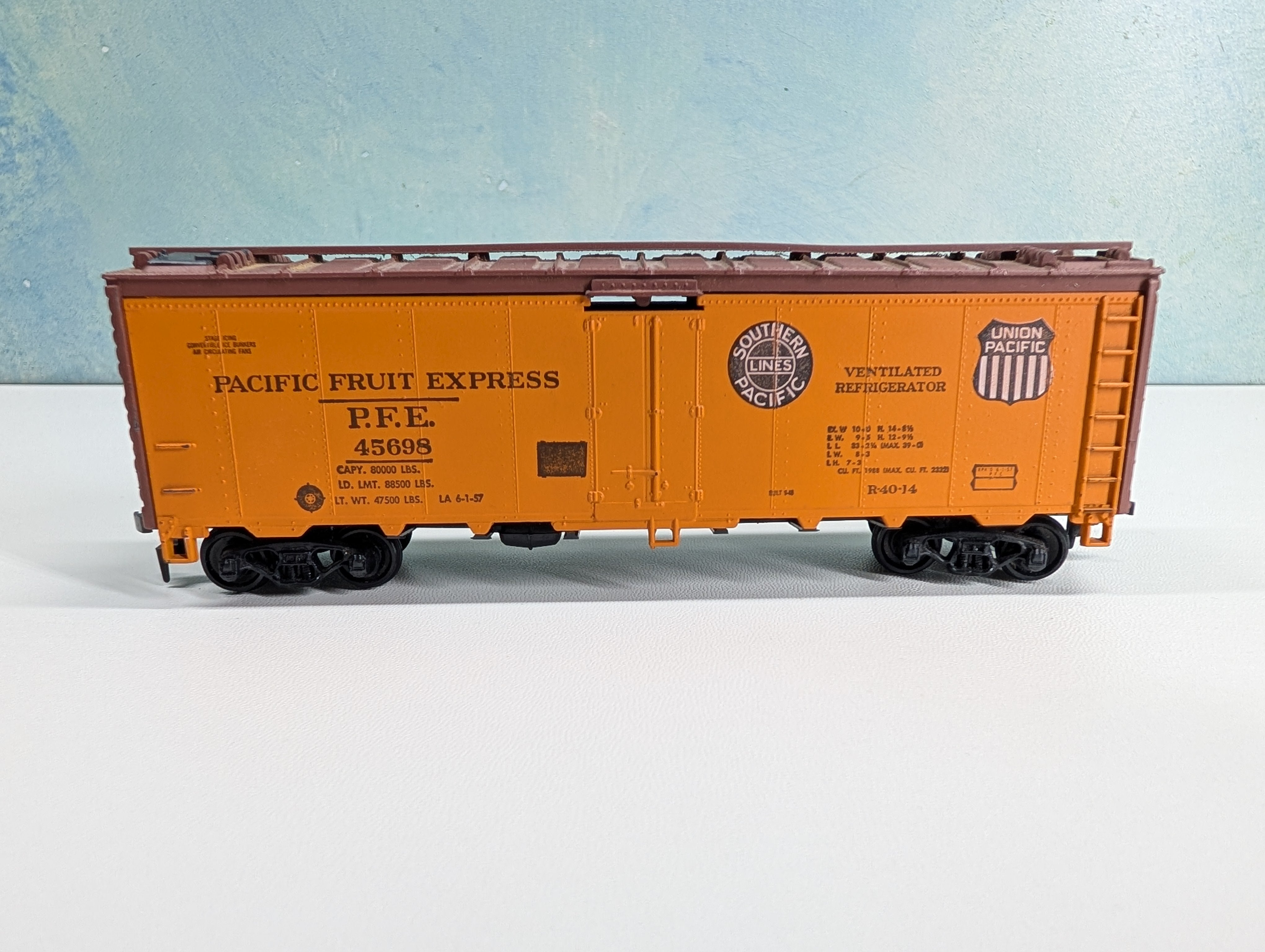 USED Athearn HO Scale Reefer Pacific Fruit Express PFE #45698