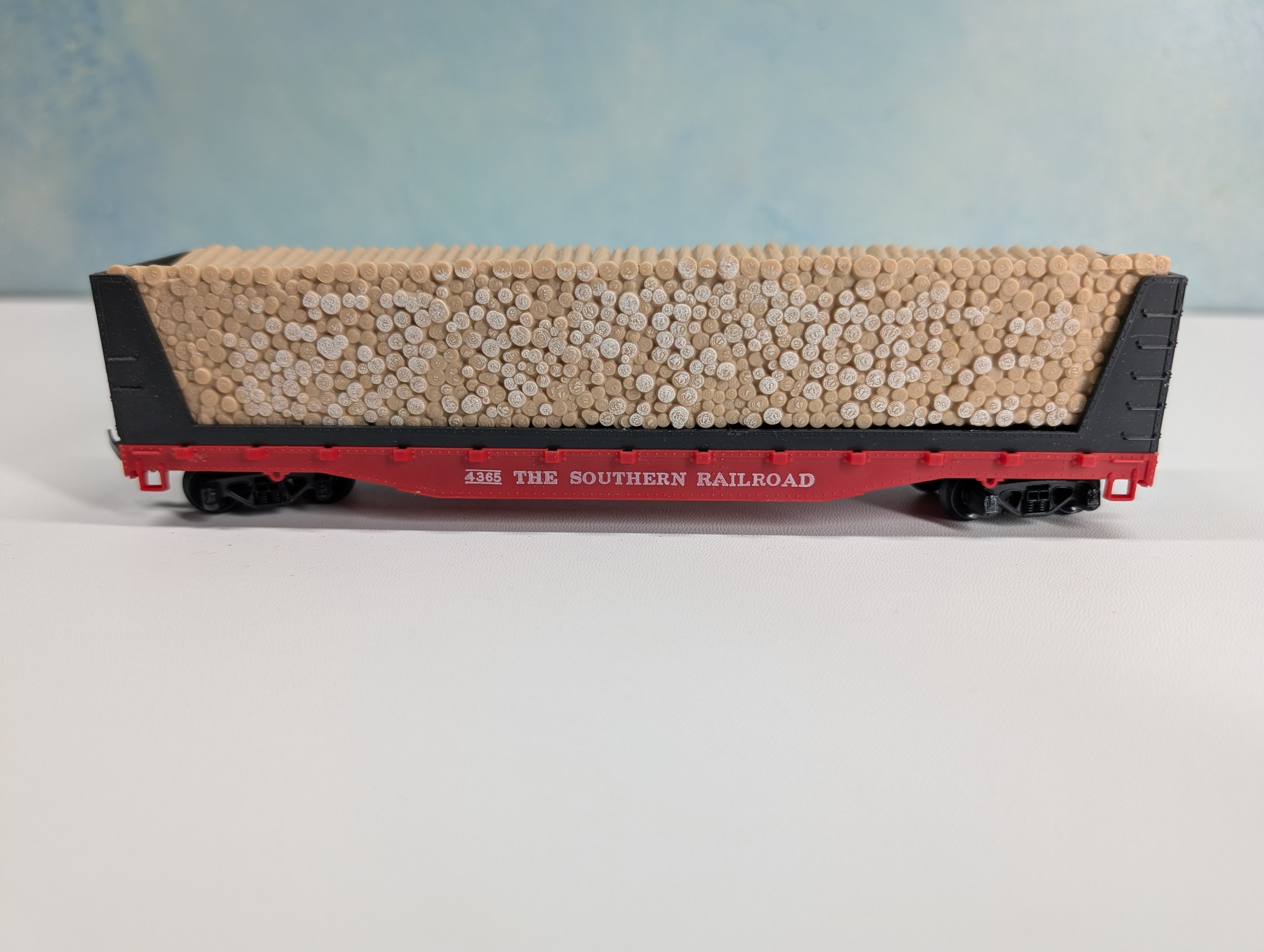 USED Mantua HO Scale Bulkhead Flat Car w/ Load Southern #4365