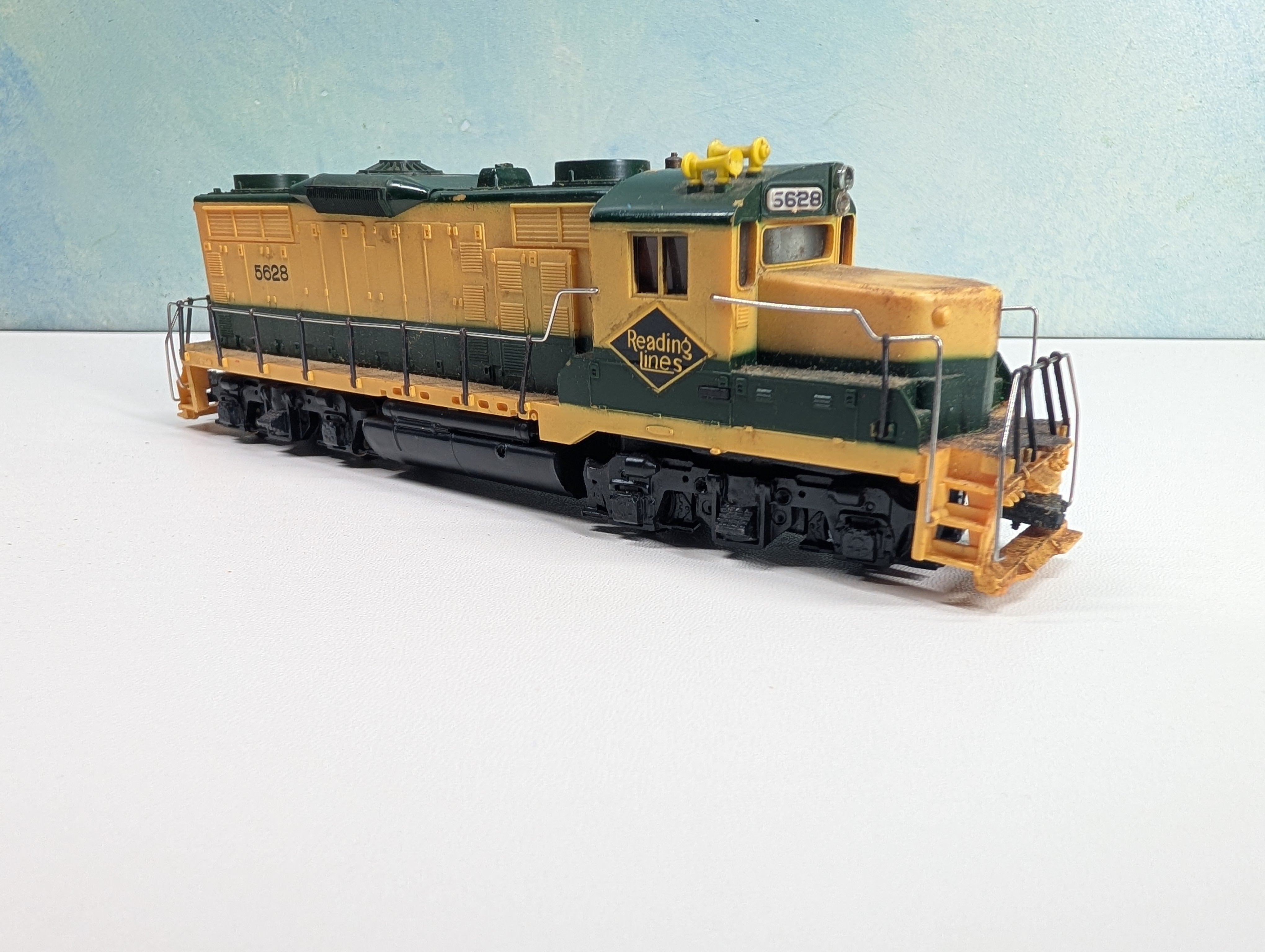 USED Mantua HO Scale Diesel Locomotive Reading Lines #5628 Tested!