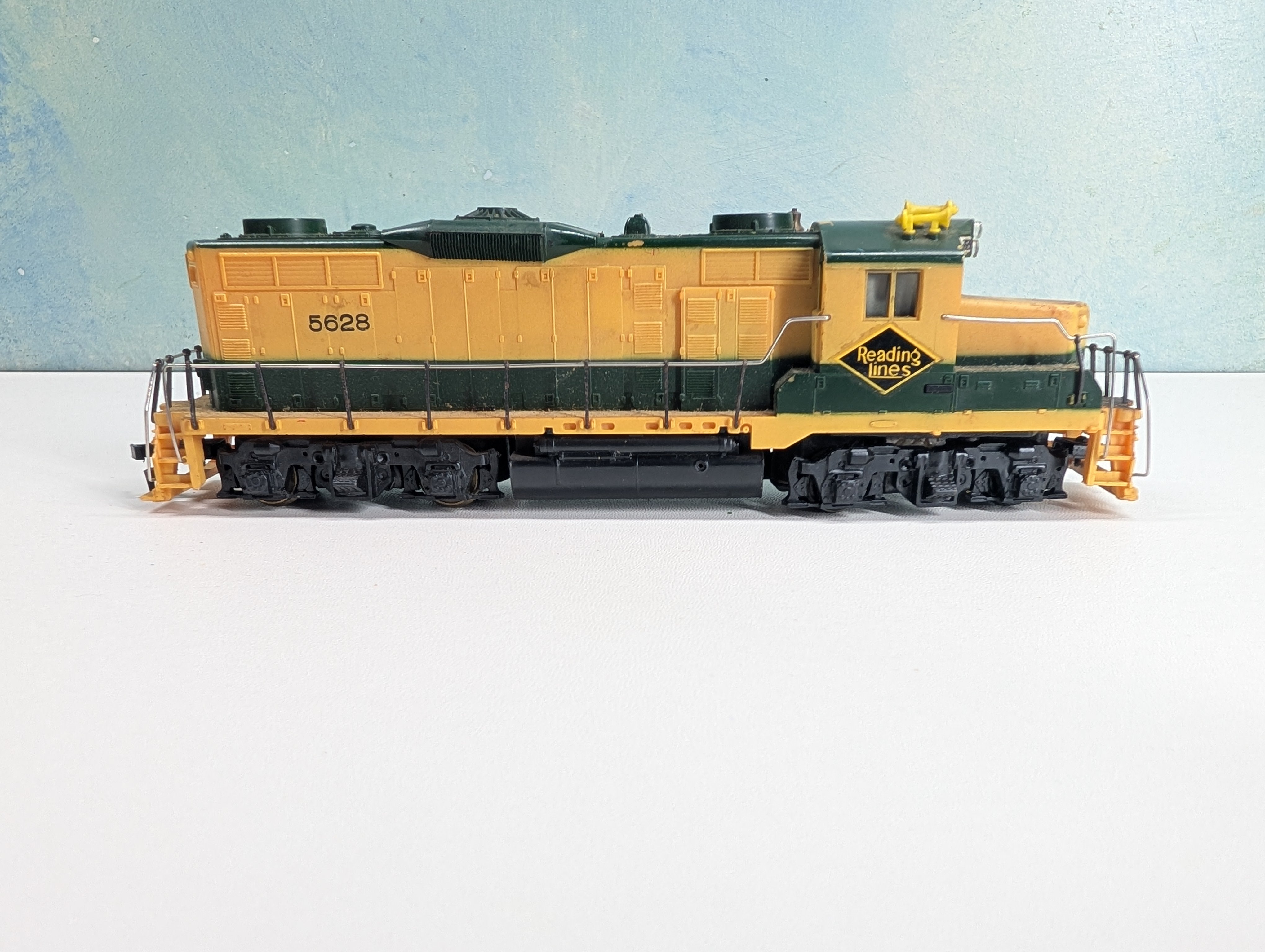 USED Mantua HO Scale Diesel Locomotive Reading Lines #5628 Tested!