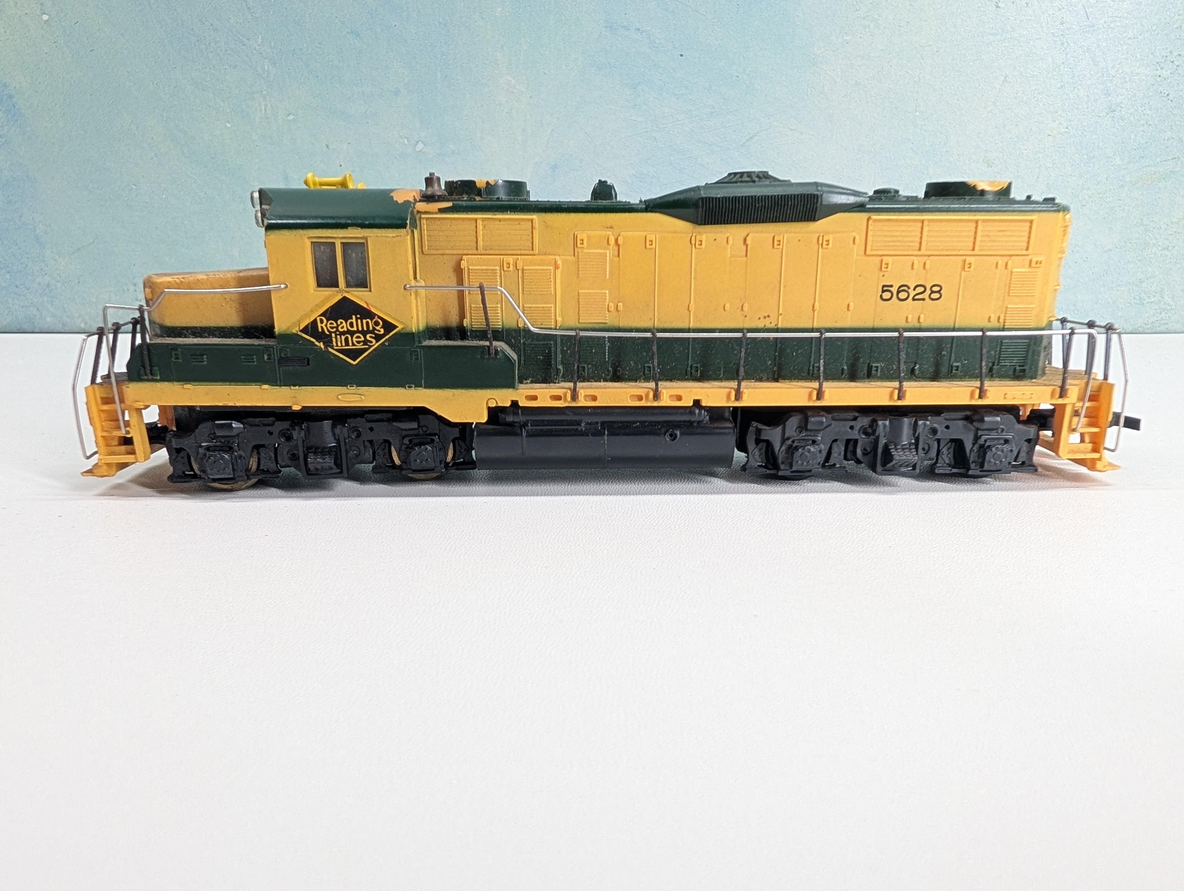 USED Mantua HO Scale Diesel Locomotive Reading Lines #5628 Tested!