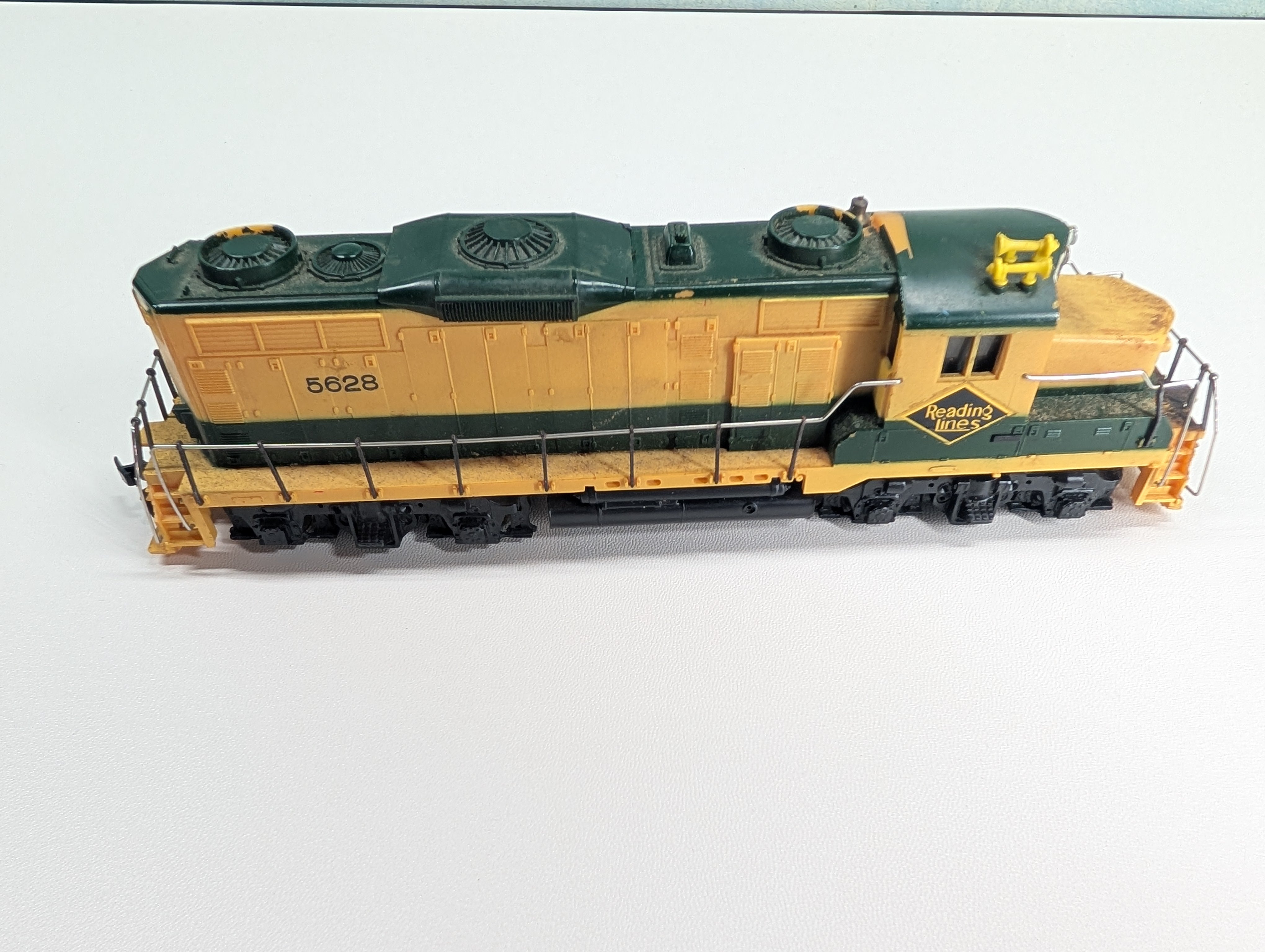 USED Mantua HO Scale Diesel Locomotive Reading Lines #5628 Tested!